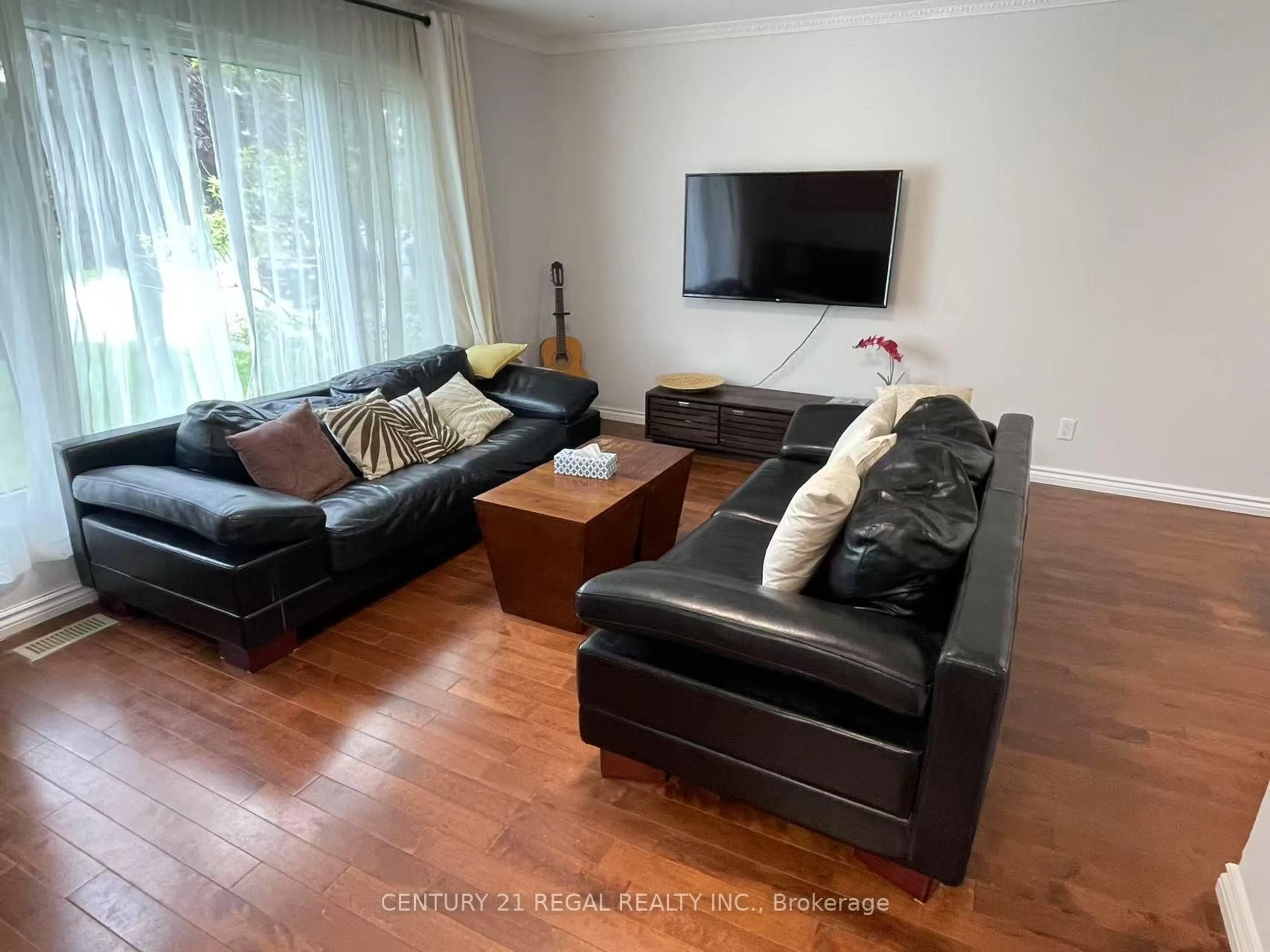 Living room with furniture, wood/laminate floor for 3437 Ashcroft Cres, Mississauga Ontario L5C 2E6