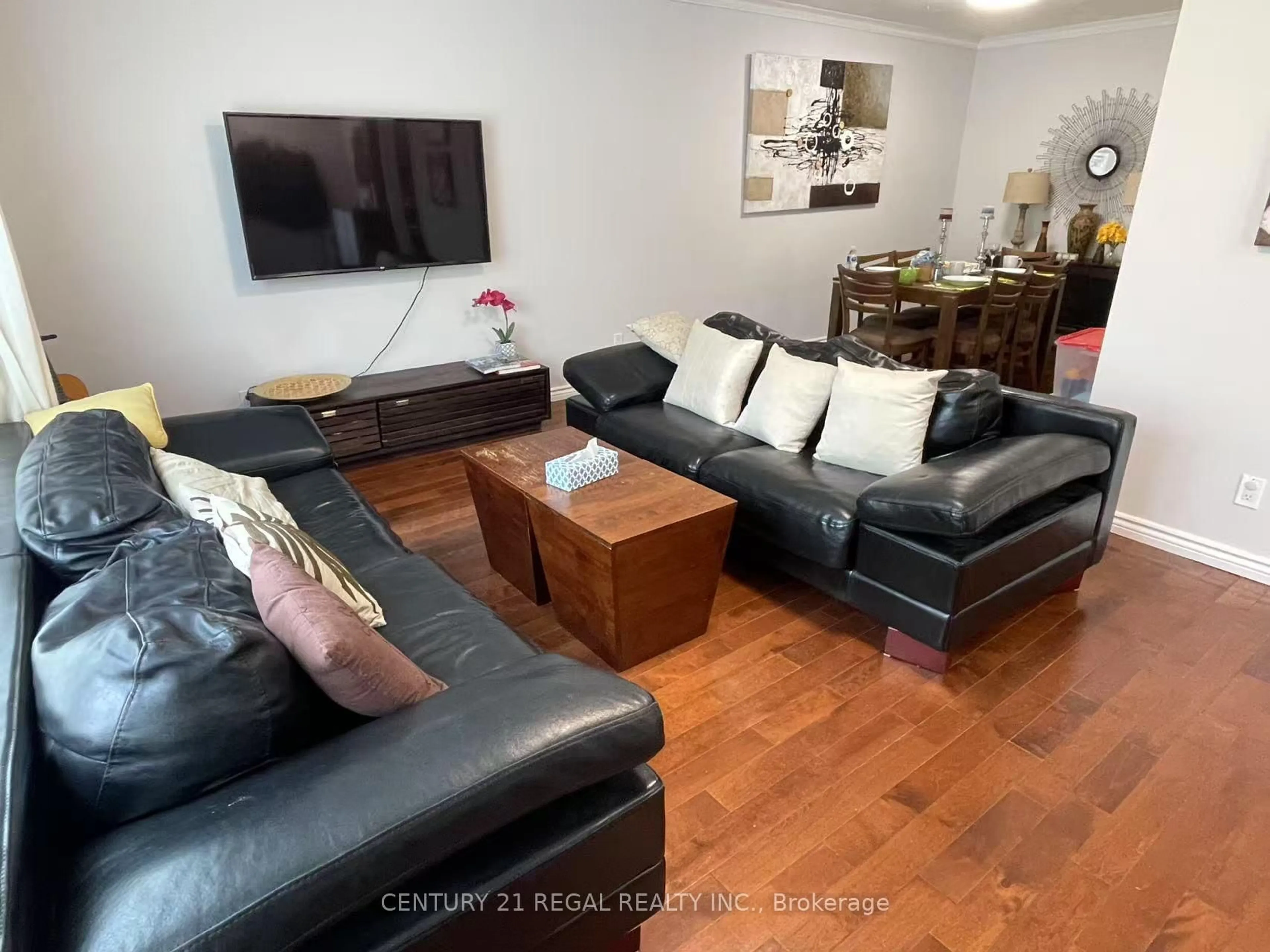 Living room with furniture, wood/laminate floor for 3437 Ashcroft Cres, Mississauga Ontario L5C 2E6