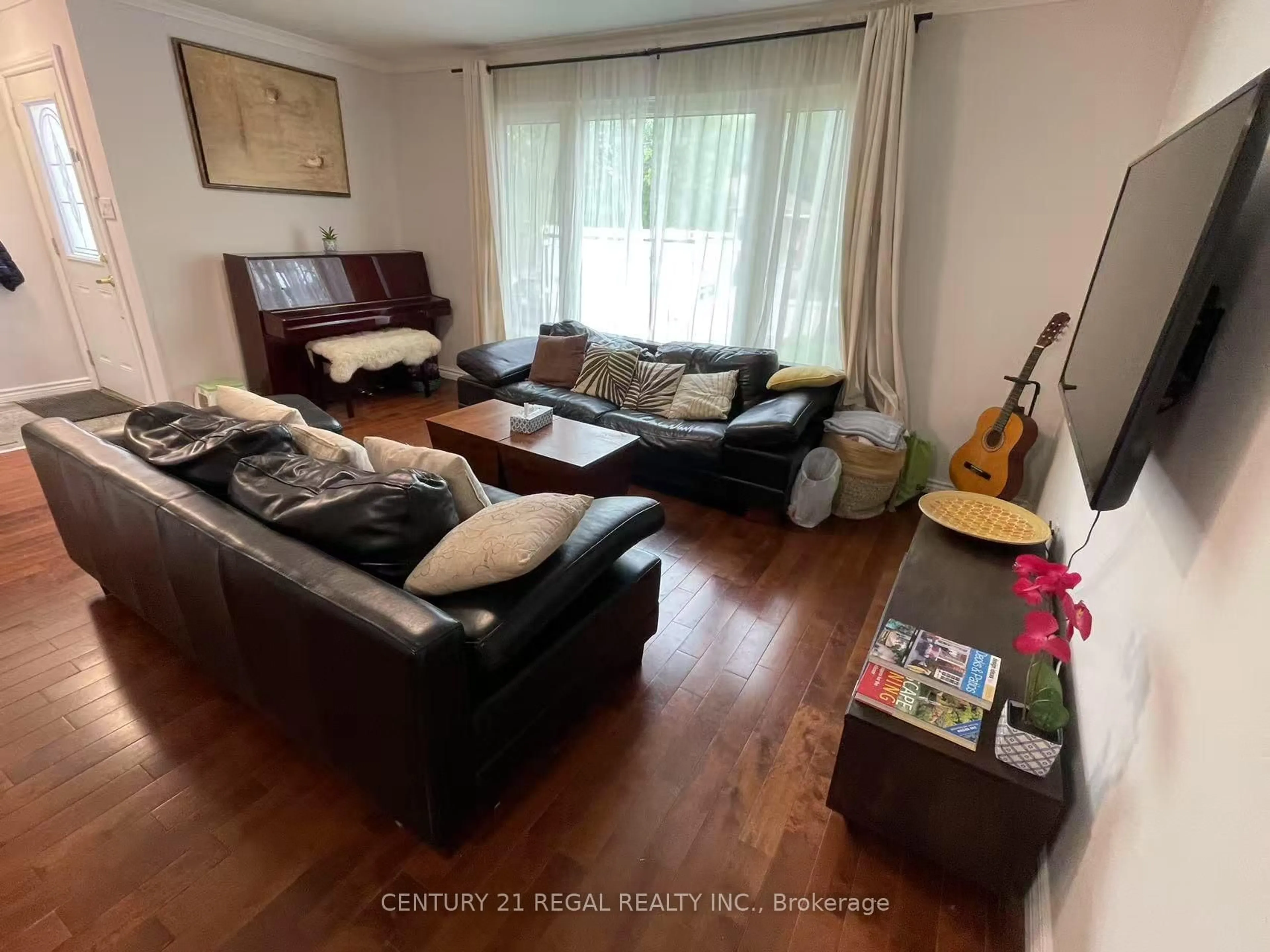 Living room with furniture, unknown for 3437 Ashcroft Cres, Mississauga Ontario L5C 2E6
