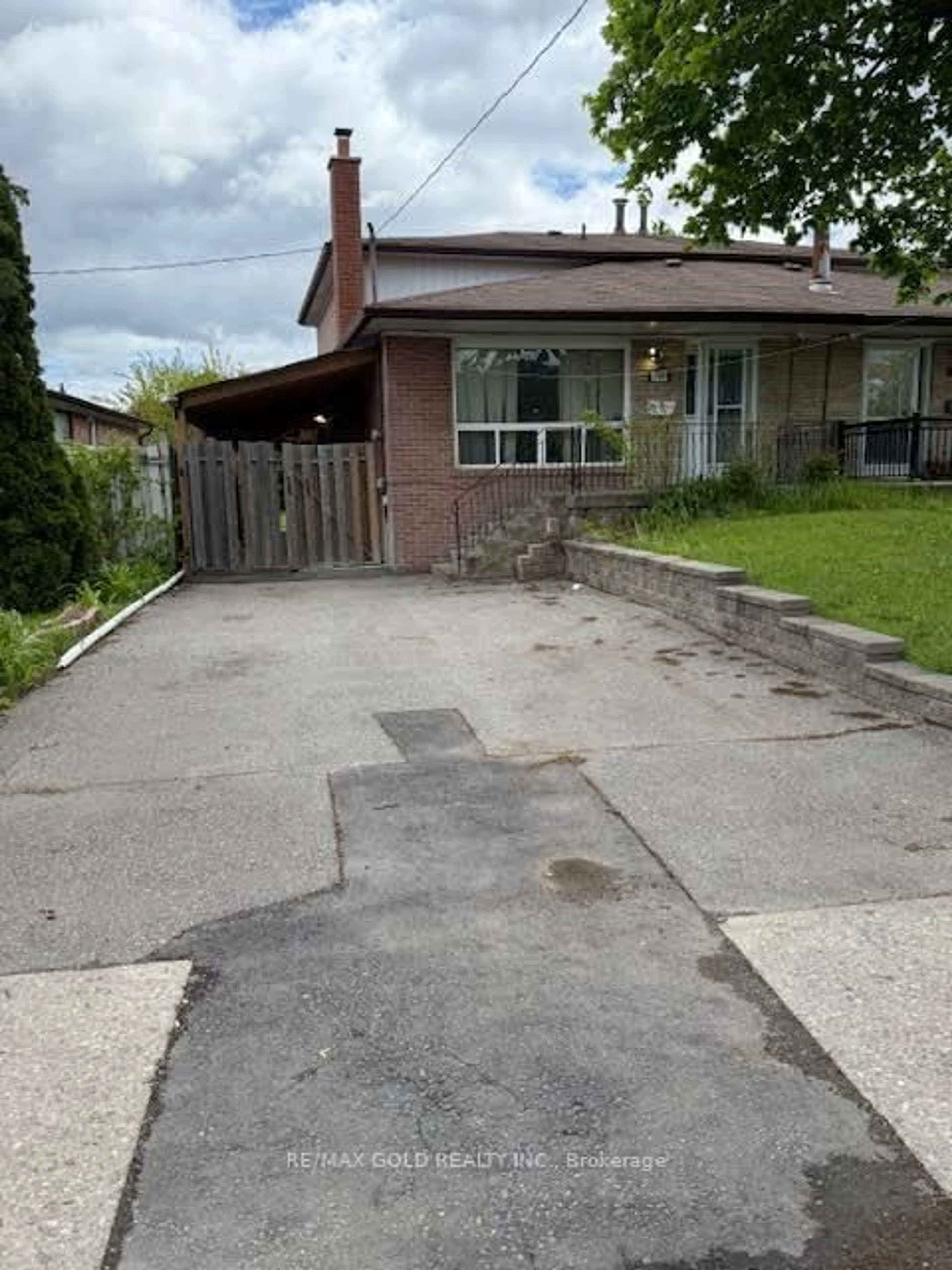 A pic from outside/outdoor area/front of a property/back of a property/a pic from drone, street for 3790 Morning Star Dr, Mississauga Ontario L4T 1Y9