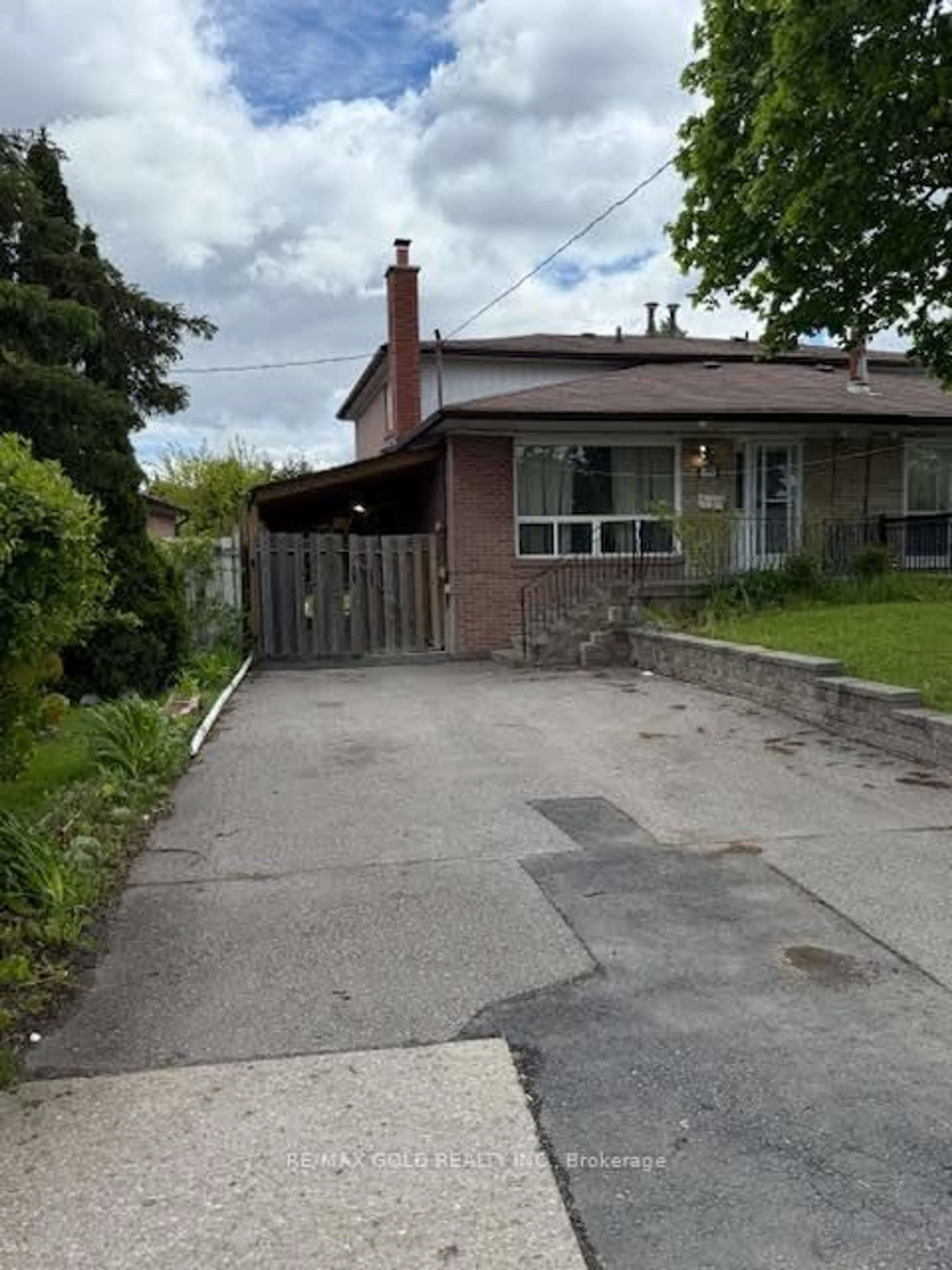 A pic from outside/outdoor area/front of a property/back of a property/a pic from drone, street for 3790 Morning Star Dr, Mississauga Ontario L4T 1Y9