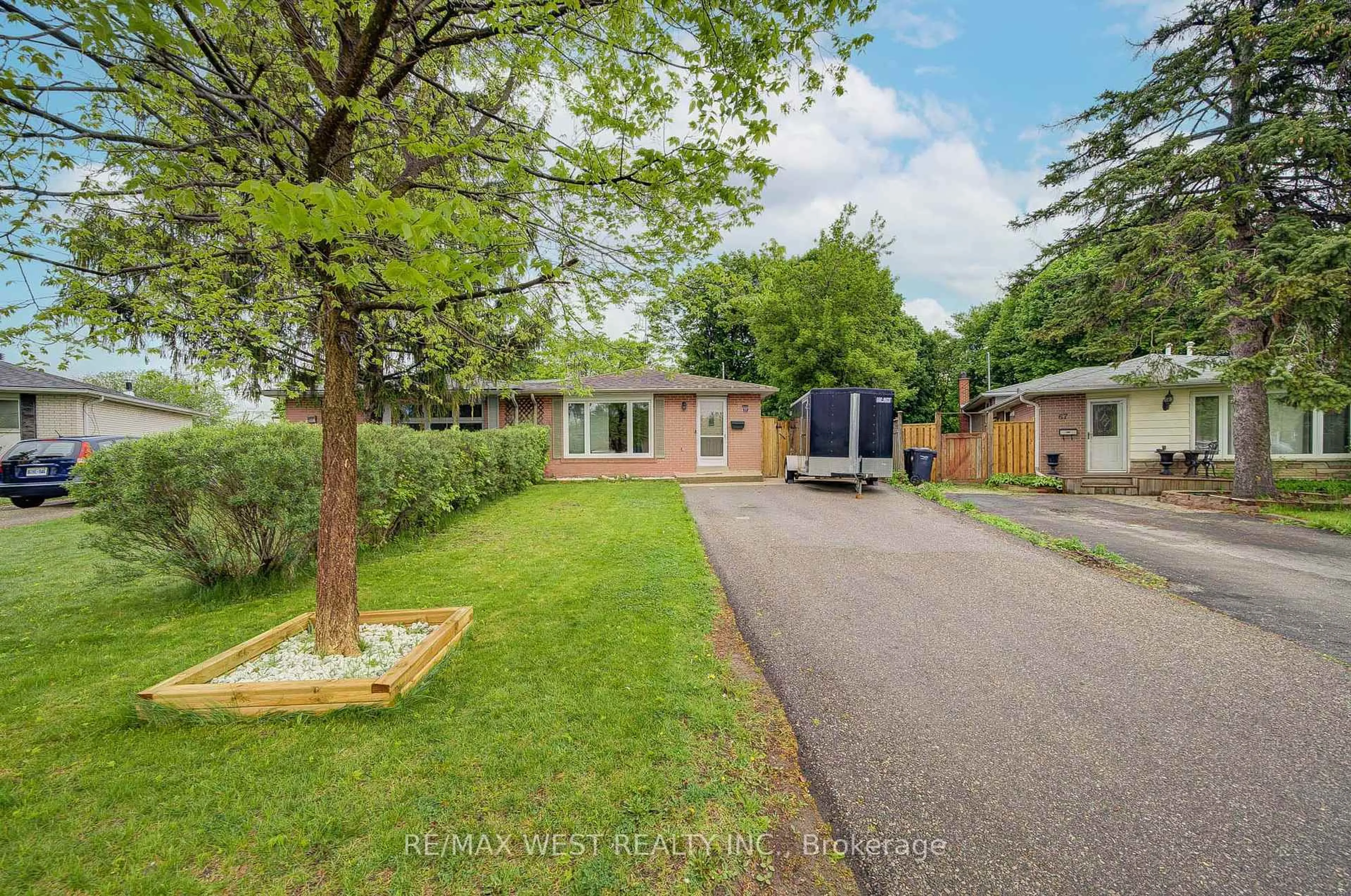 A pic from outside/outdoor area/front of a property/back of a property/a pic from drone, street for 65 Belmont Dr, Brampton Ontario L6T 2K5