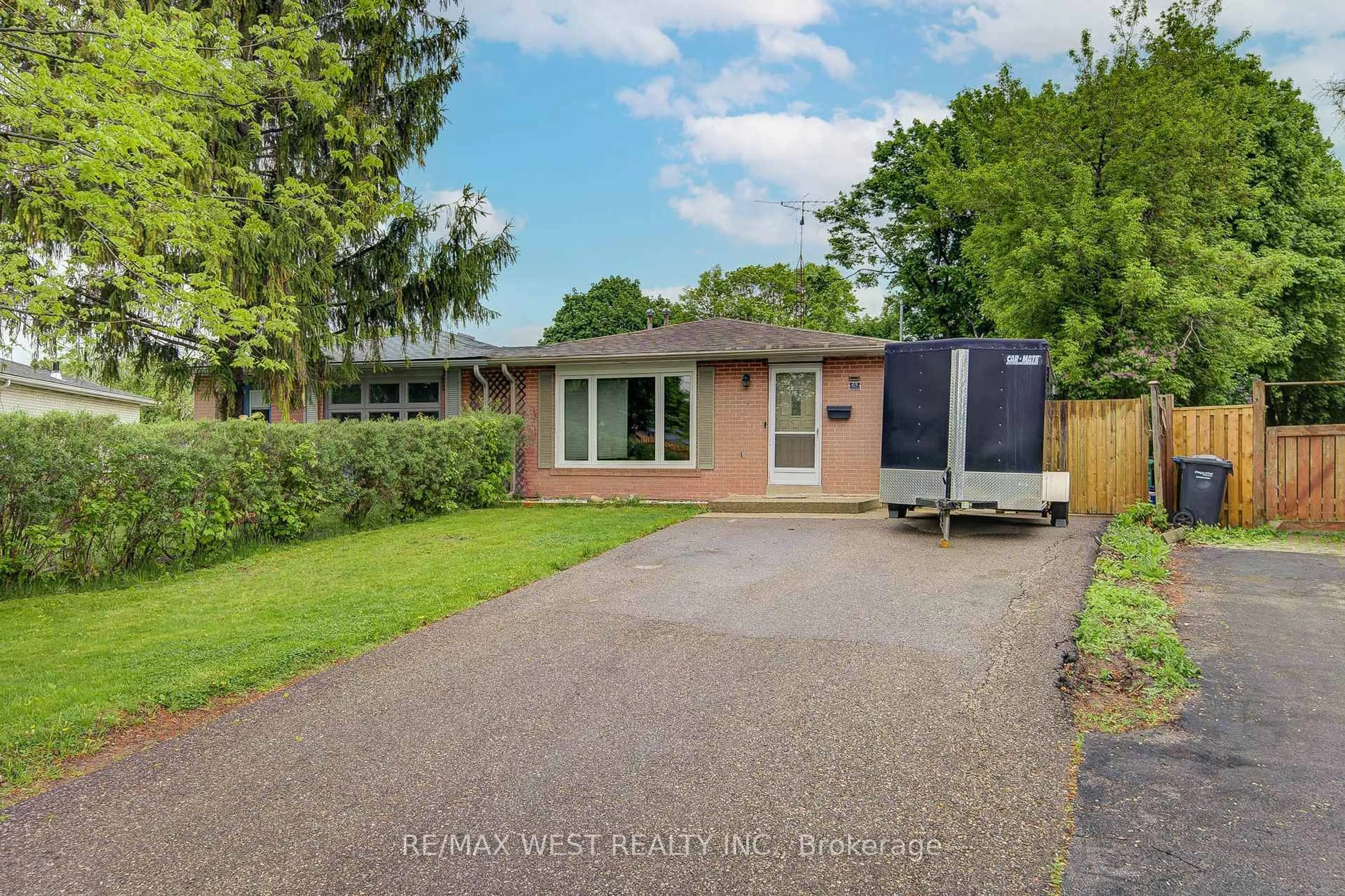 A pic from outside/outdoor area/front of a property/back of a property/a pic from drone, street for 65 Belmont Dr, Brampton Ontario L6T 2K5