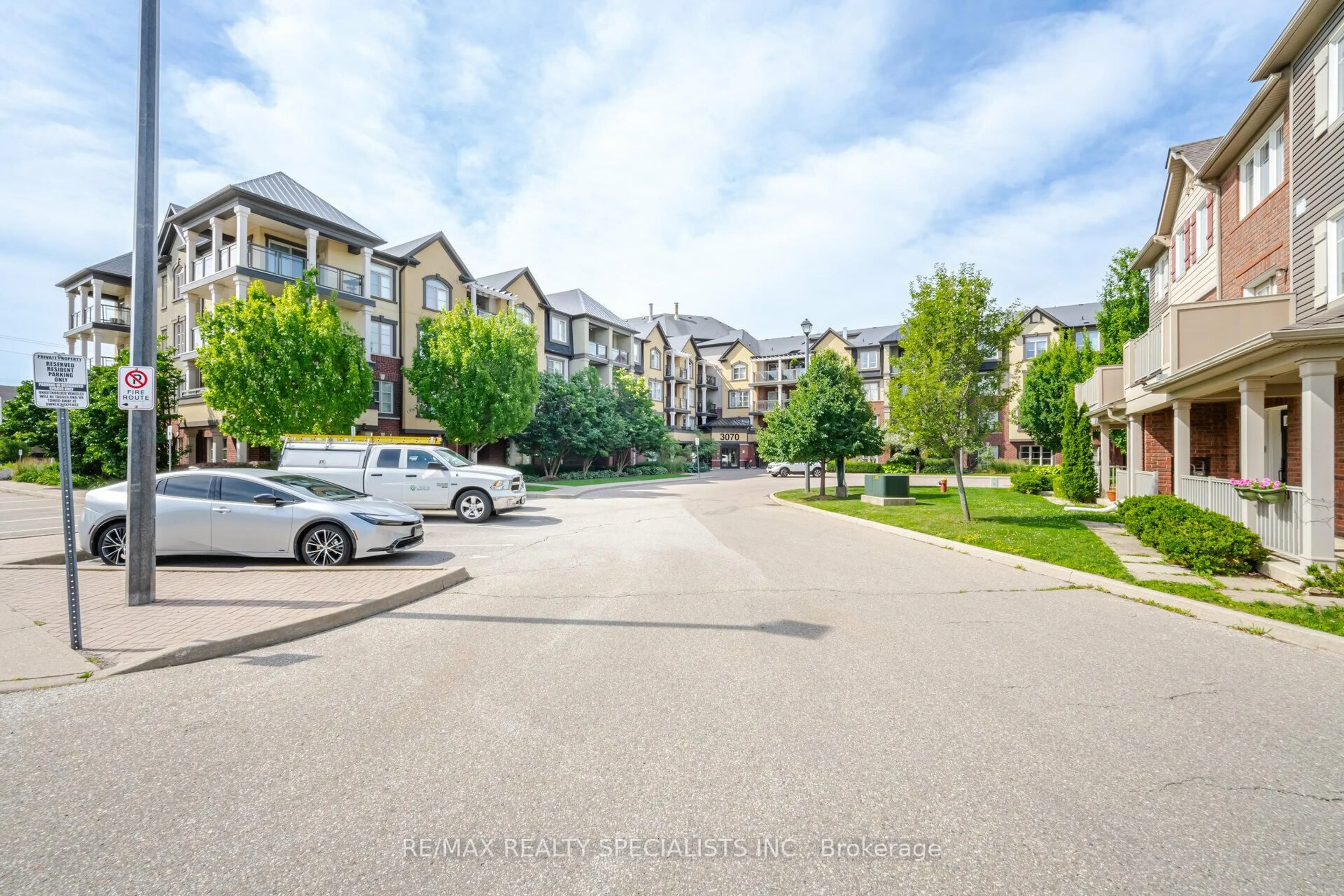 A pic from outside/outdoor area/front of a property/back of a property/a pic from drone, unknown for 3070 Rotary Way #105, Burlington Ontario L7M 0H1