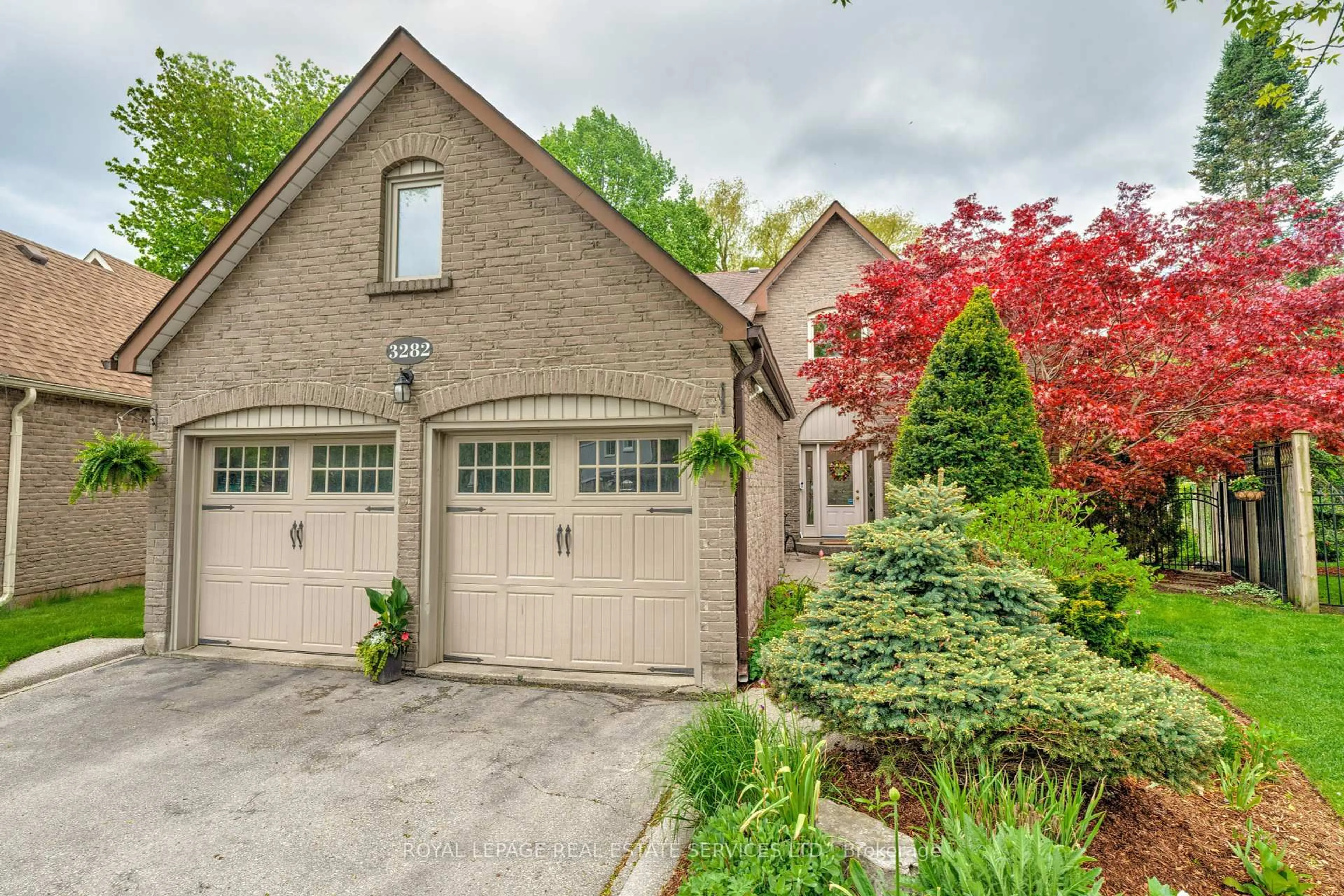 Home with brick exterior material, street for 3282 Victoria St, Oakville Ontario L6L 5R3