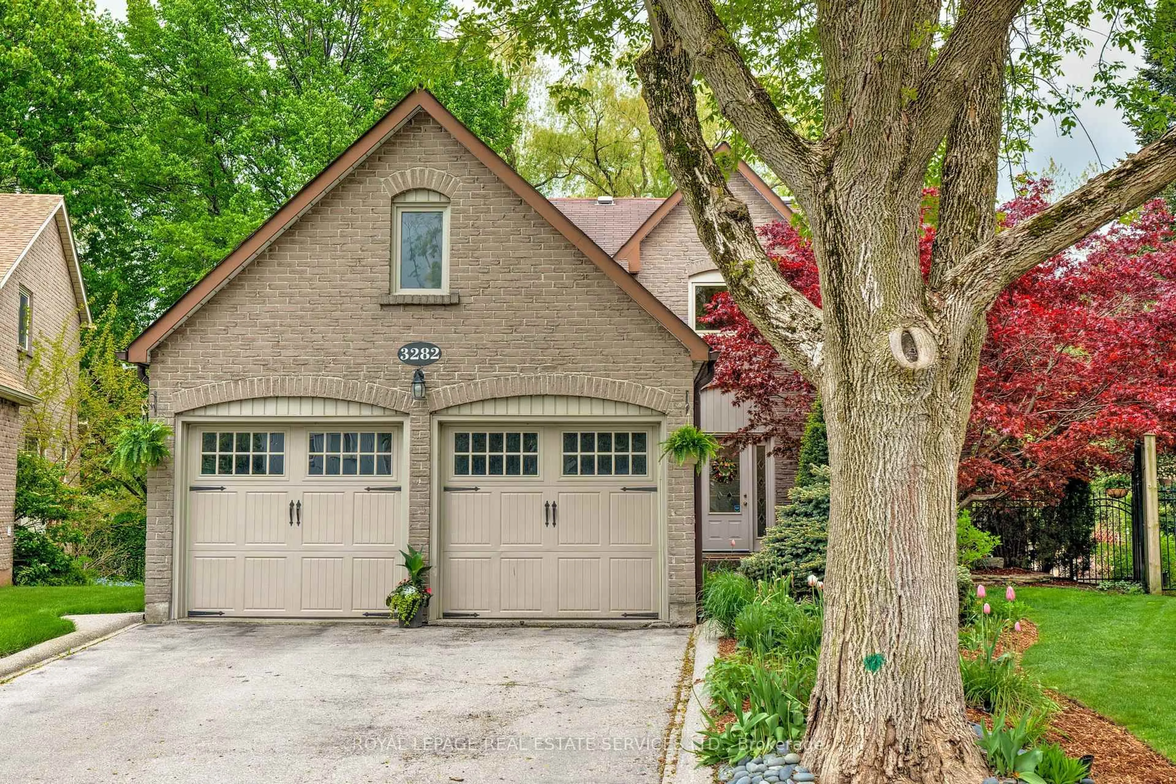 Home with brick exterior material, street for 3282 Victoria St, Oakville Ontario L6L 5R3