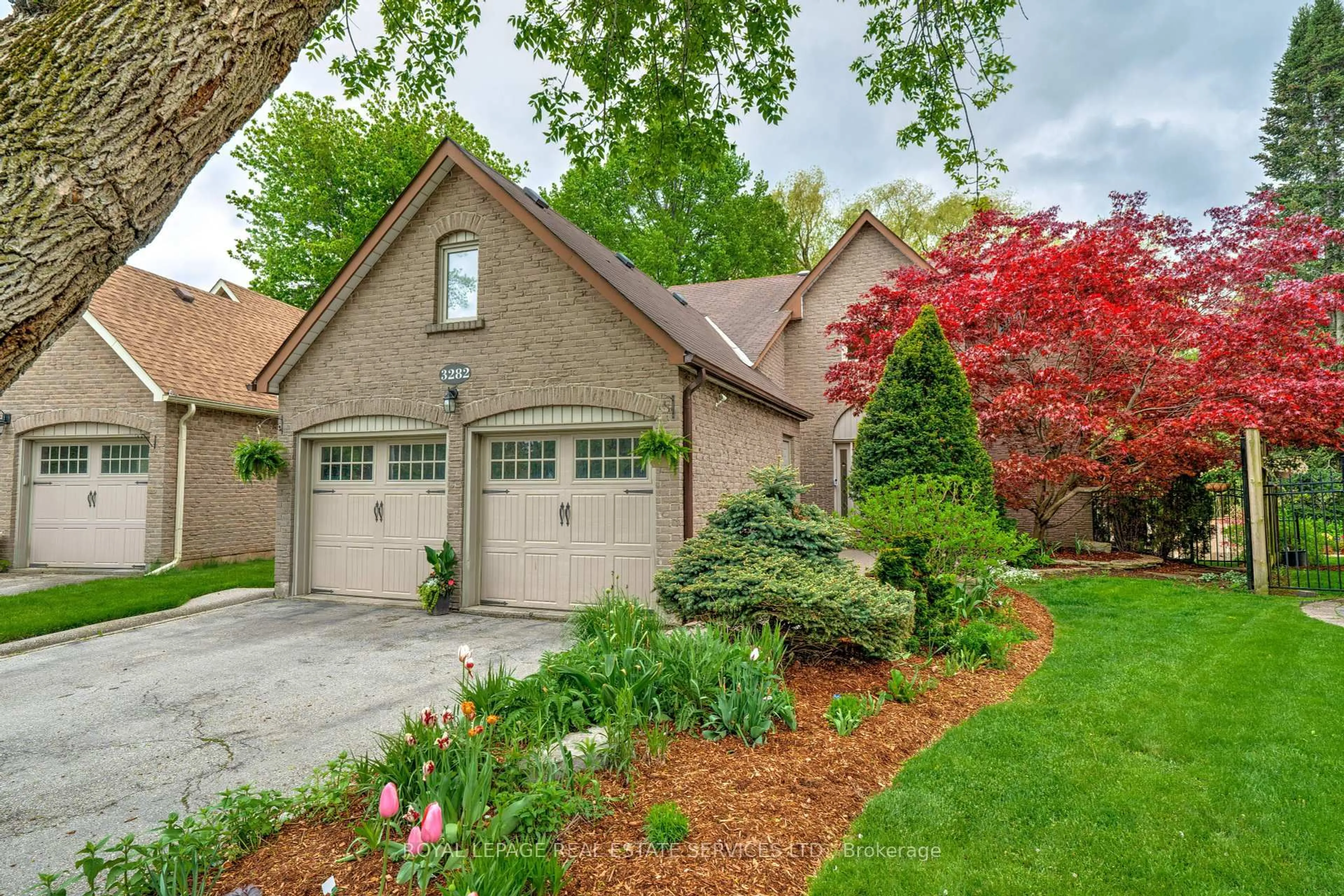 Home with brick exterior material, street for 3282 Victoria St, Oakville Ontario L6L 5R3
