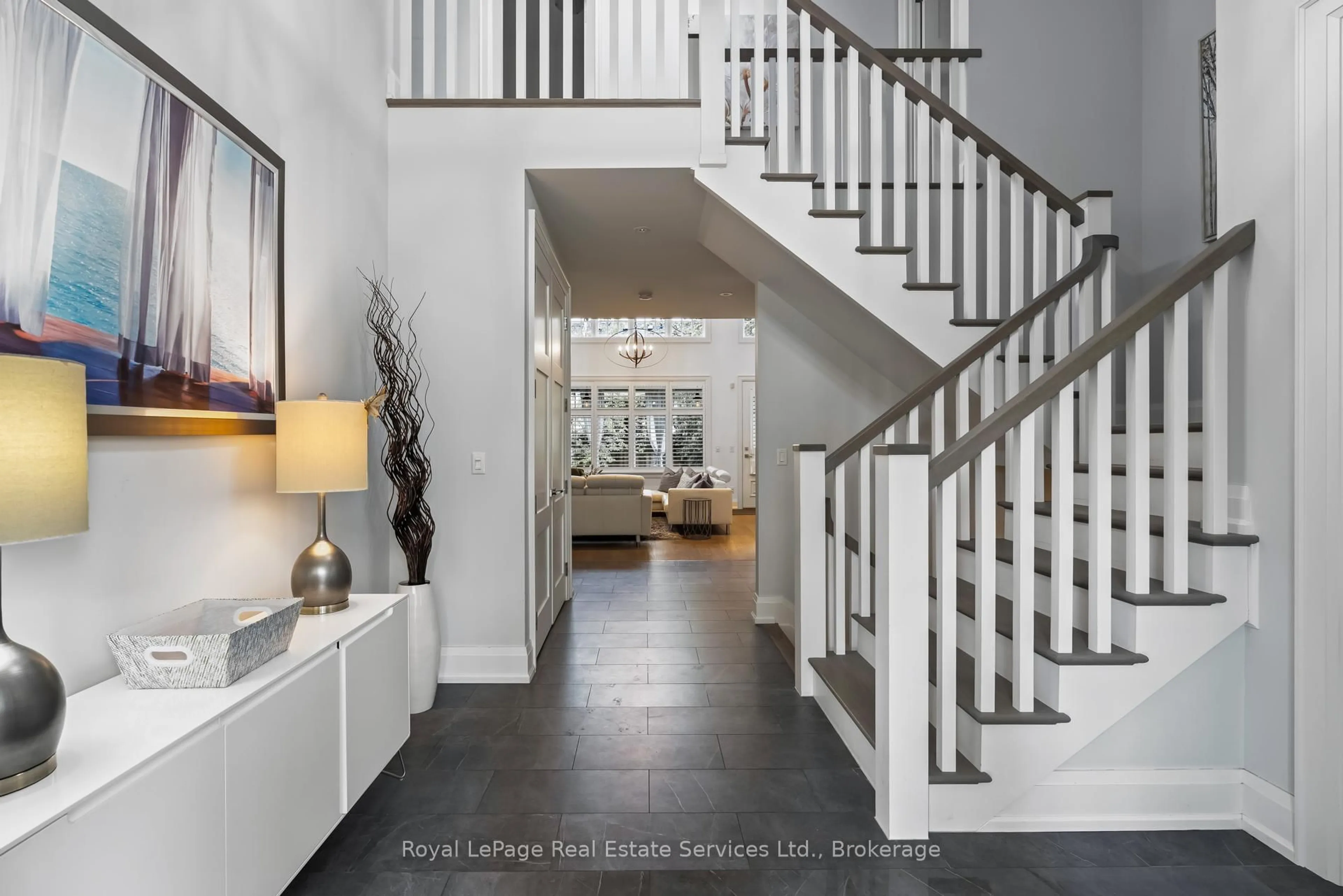 Indoor entryway for 231 Cherryhill Rd, Oakville Ontario L6L 3E3