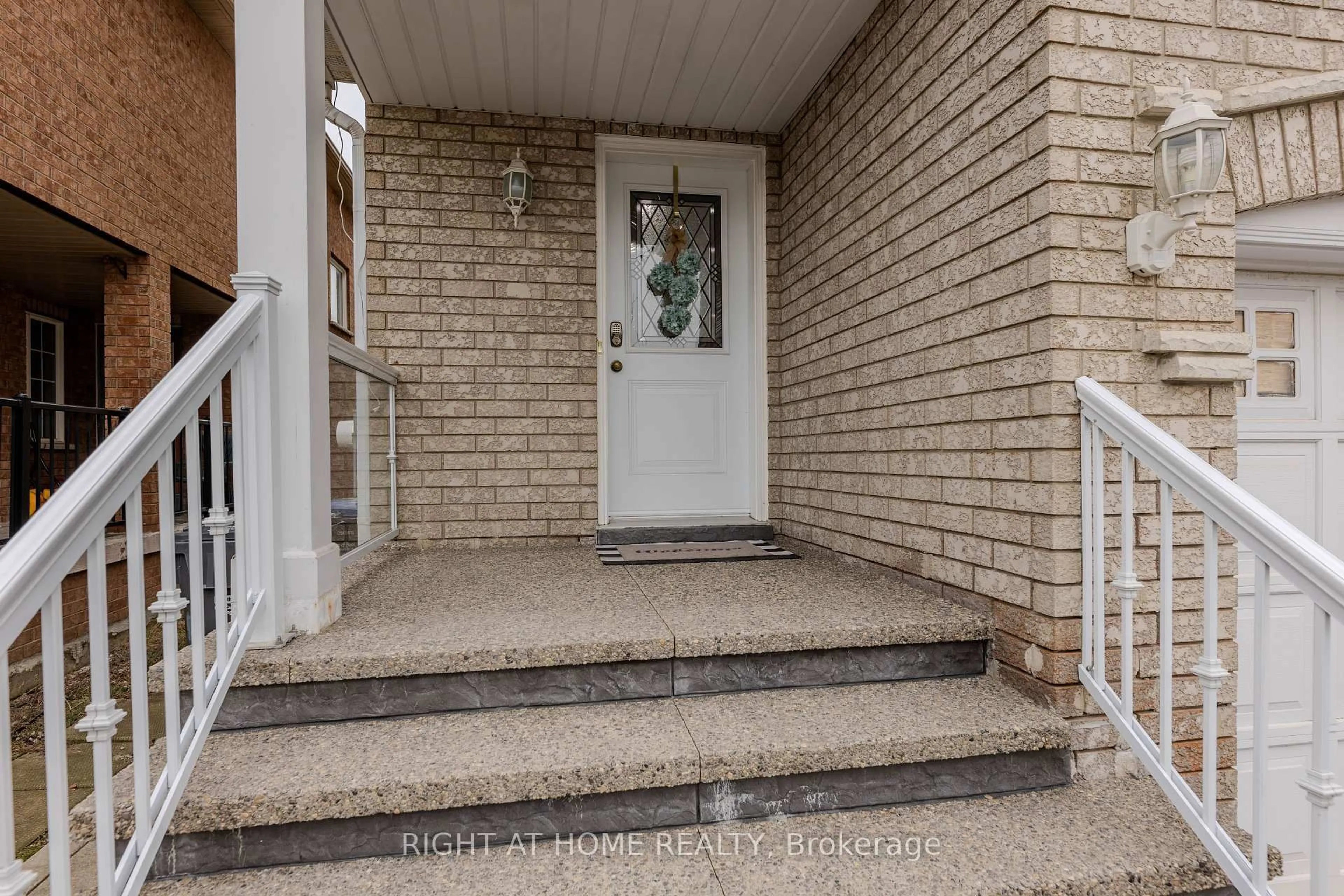 Indoor entryway for 42 Tiller Tr, Brampton Ontario L6X 4S6