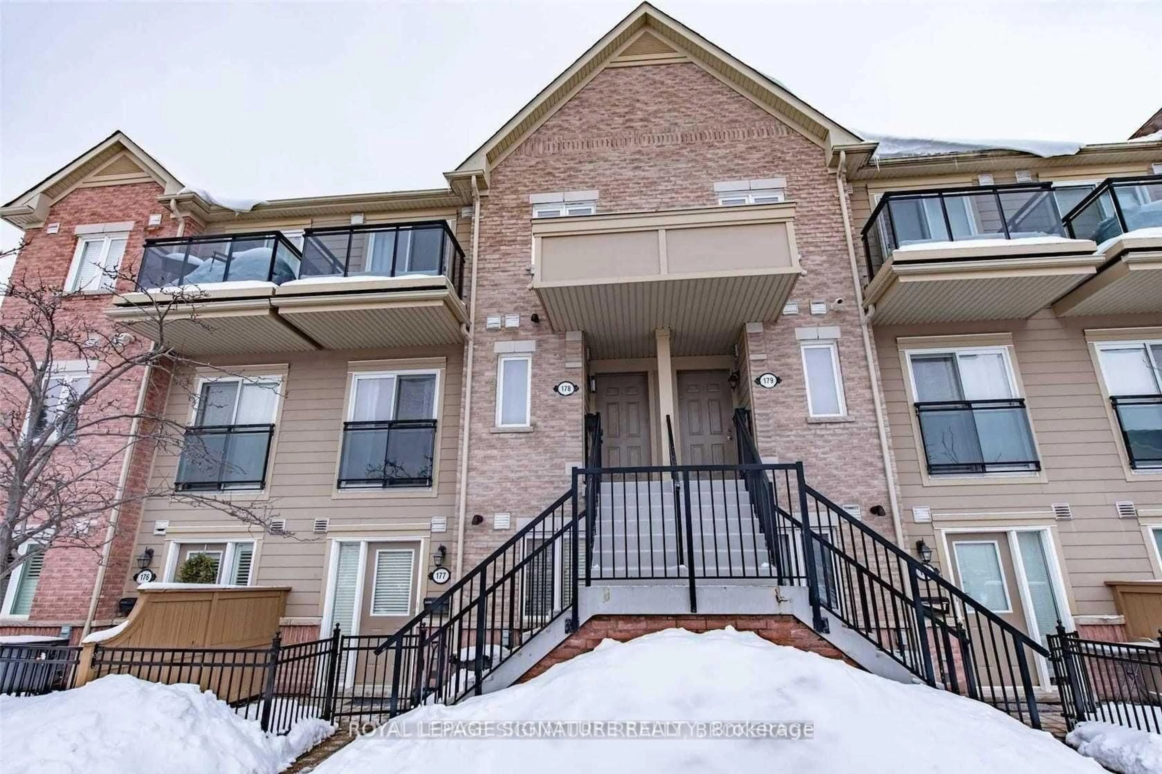 A pic from outside/outdoor area/front of a property/back of a property/a pic from drone, unknown for 4975 Southampton Dr #178, Mississauga Ontario L5M 8C9