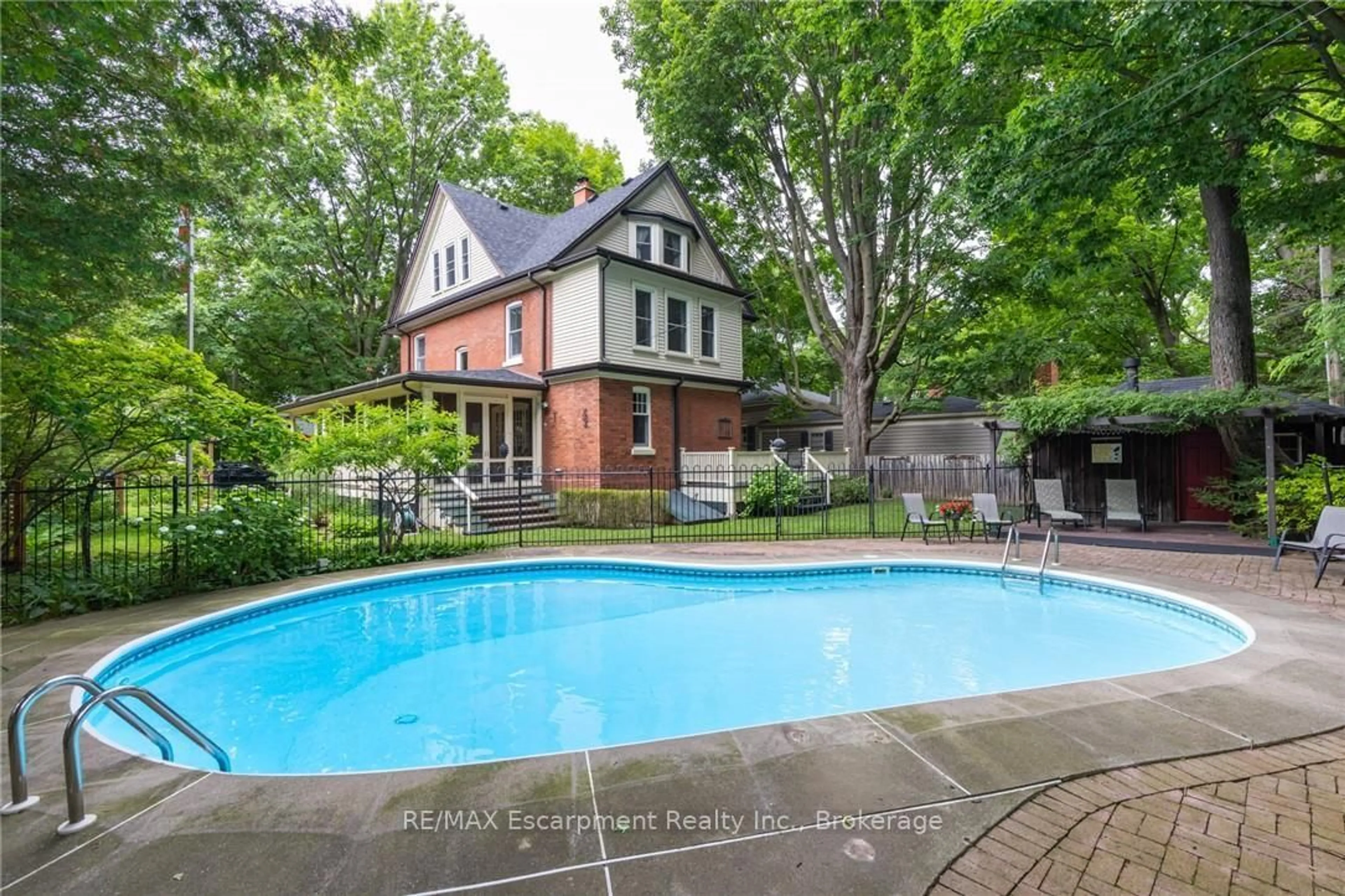 Pool for 302 William St, Oakville Ontario L6J 1E4