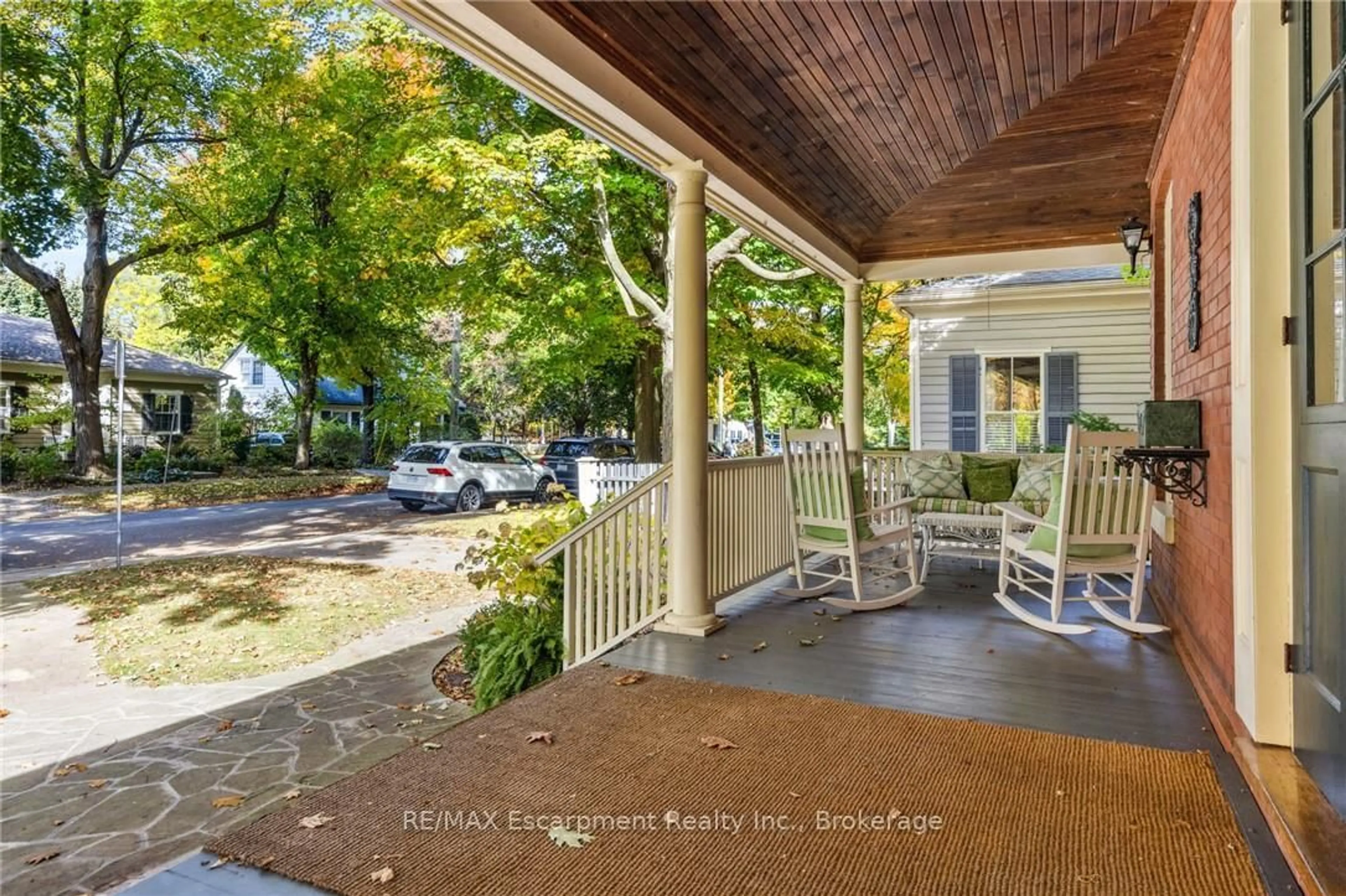 Patio, street for 302 William St, Oakville Ontario L6J 1E4