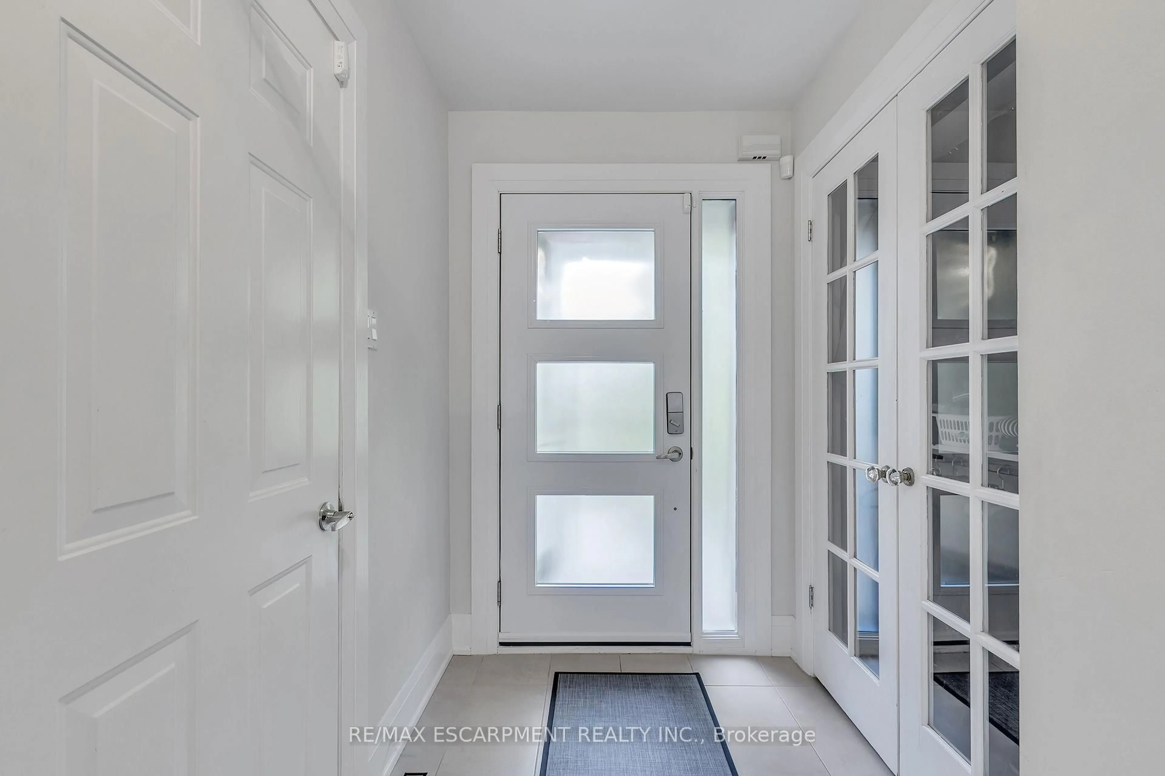 Indoor entryway for 5118 Tree Crt, Burlington Ontario L7L 6K3