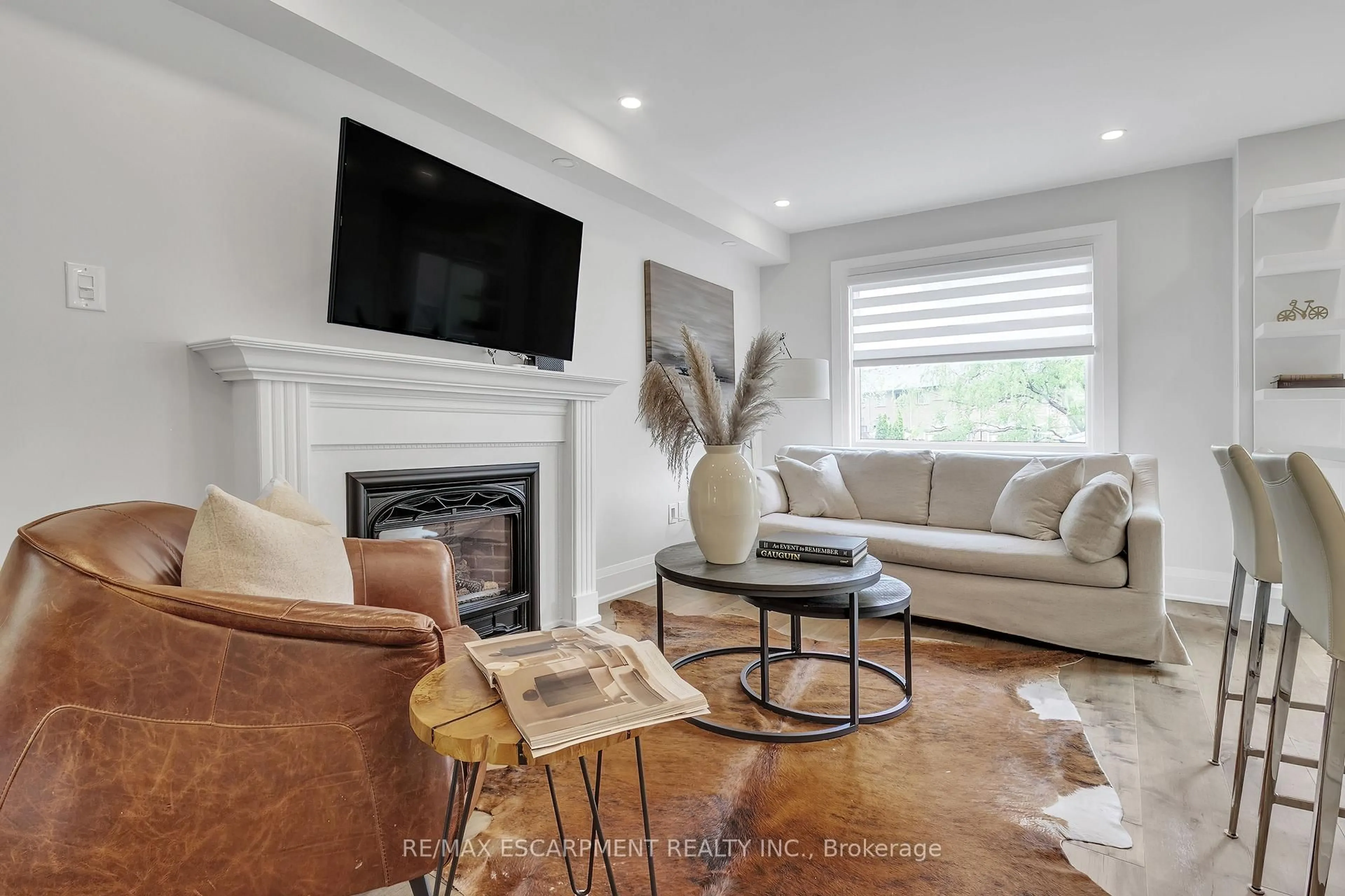 Living room with furniture, unknown for 5118 Tree Crt, Burlington Ontario L7L 6K3