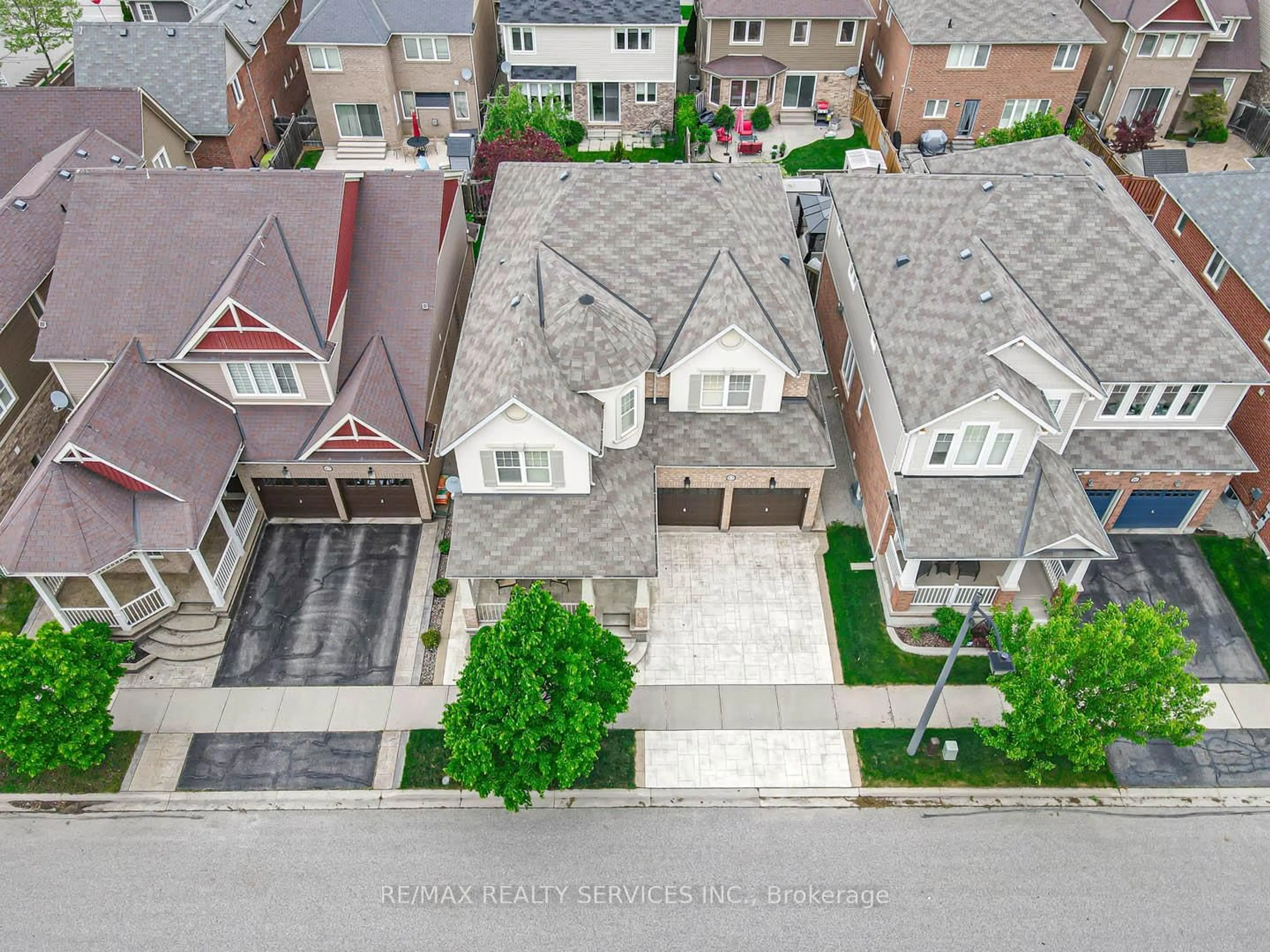 A pic from outside/outdoor area/front of a property/back of a property/a pic from drone, street for 879 Etherington Way, Milton Ontario L9T 0Z3