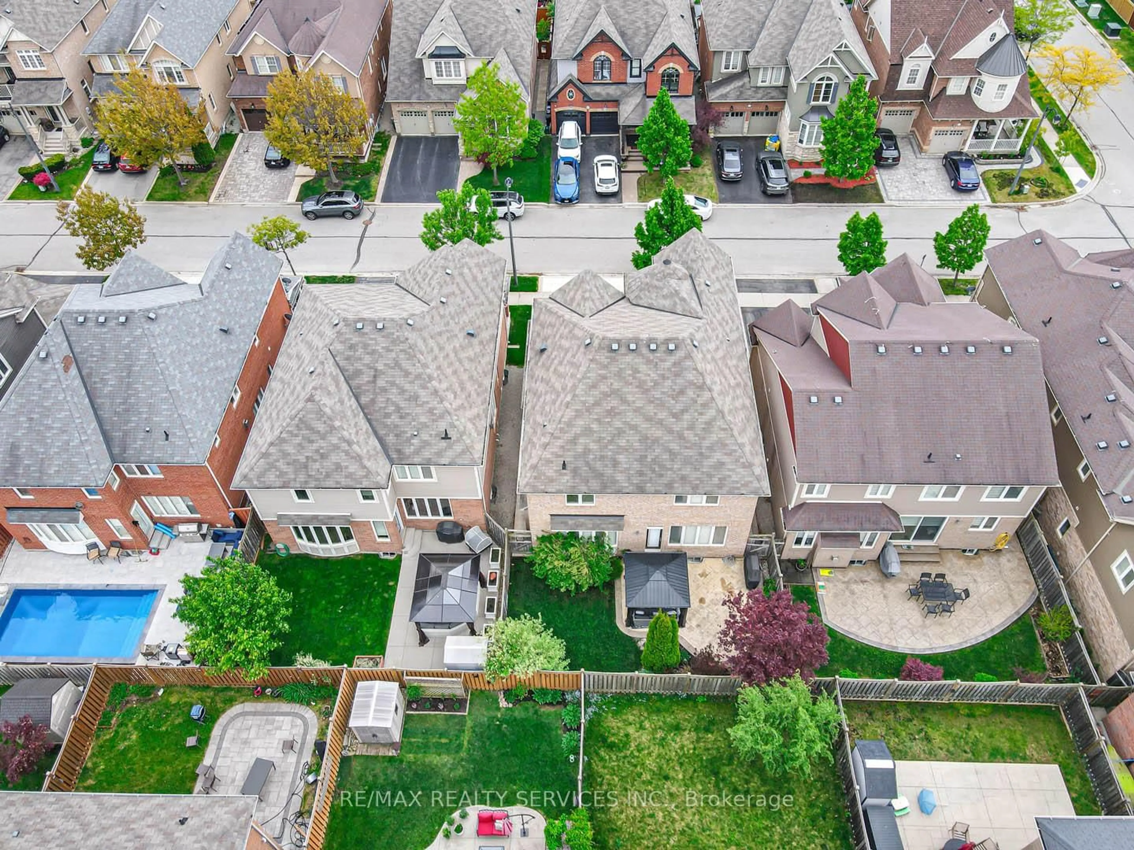A pic from outside/outdoor area/front of a property/back of a property/a pic from drone, street for 879 Etherington Way, Milton Ontario L9T 0Z3
