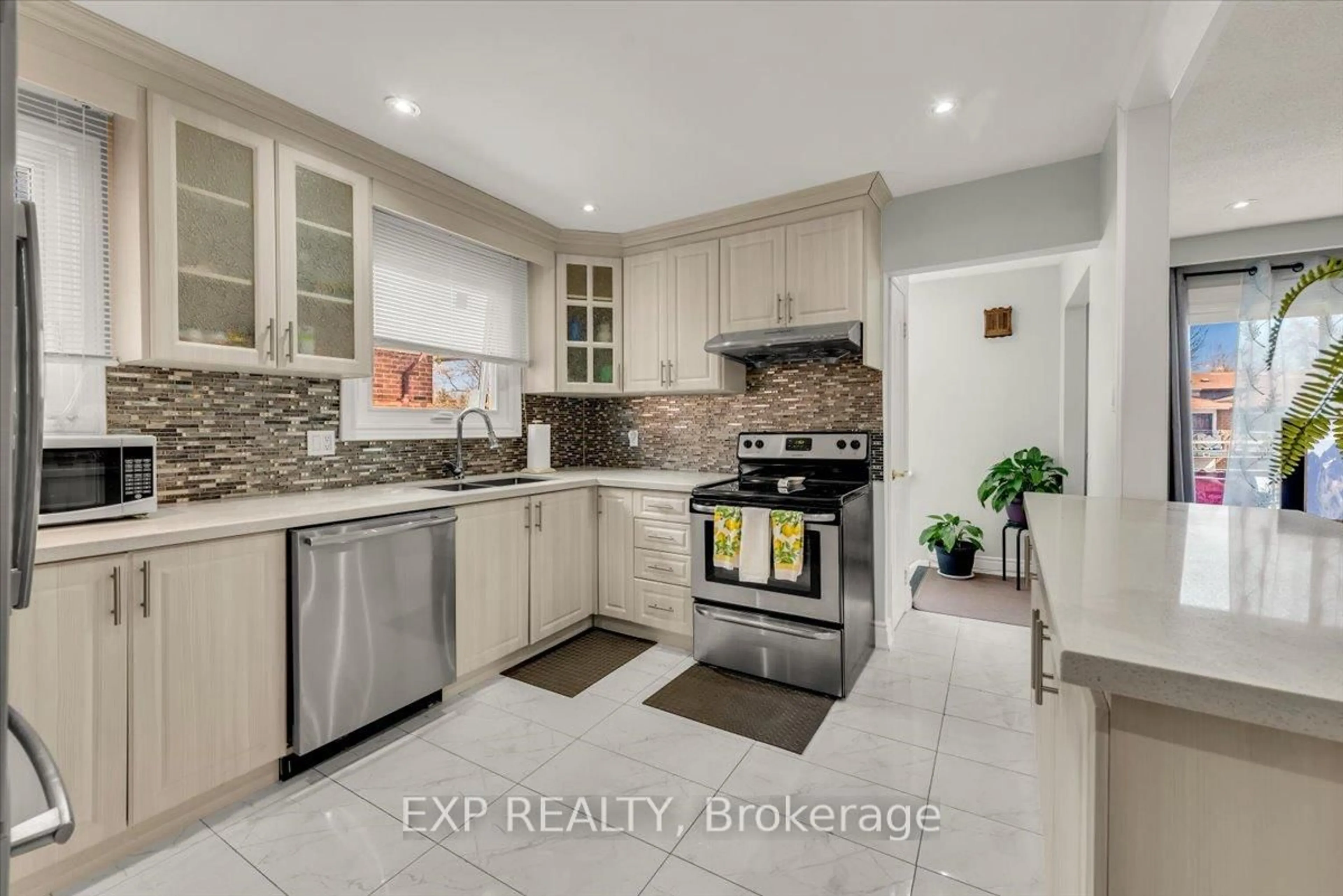 Open concept kitchen, ceramic/tile floor for 135 Mill St, Brampton Ontario L6X 2P1