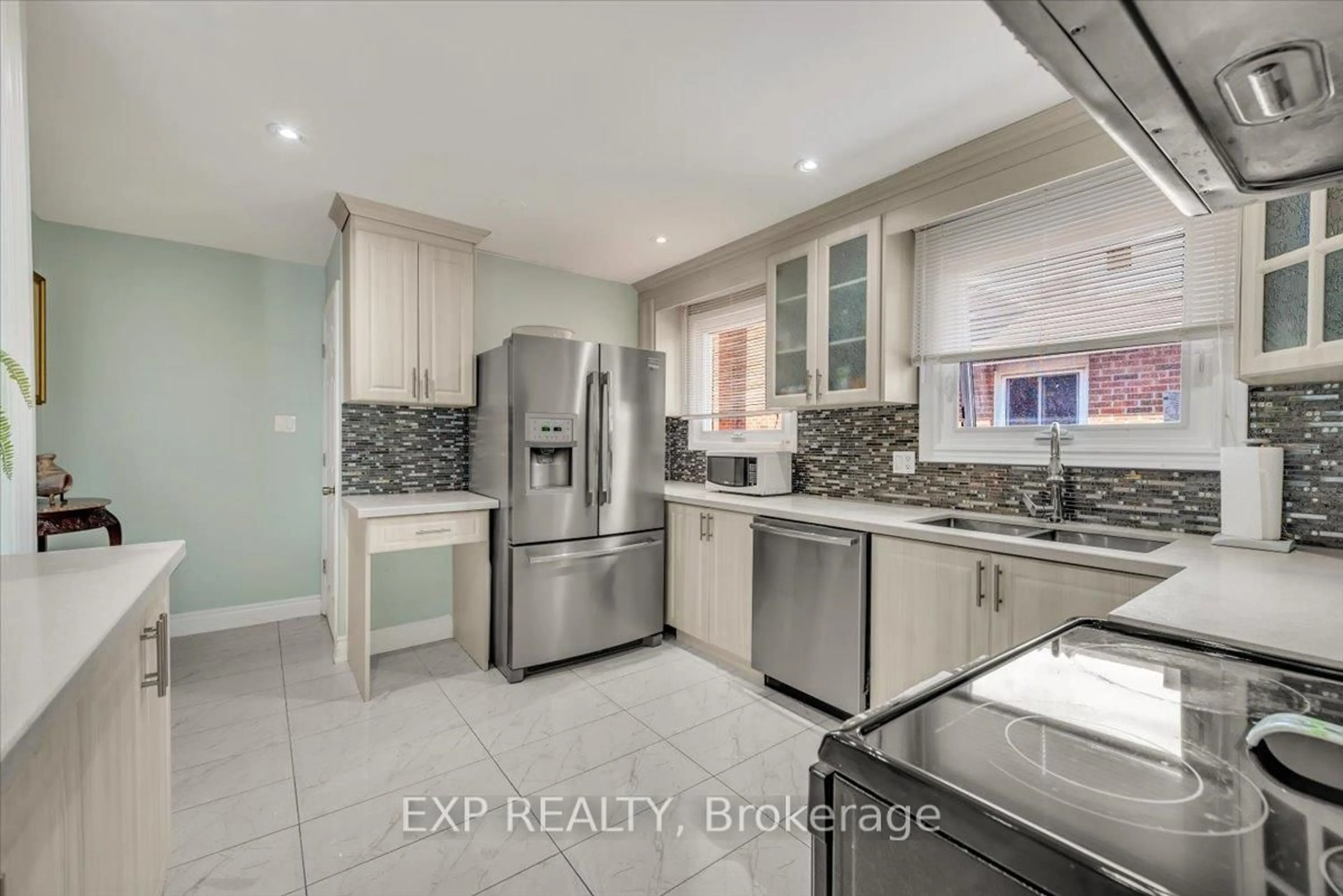 Open concept kitchen, ceramic/tile floor for 135 Mill St, Brampton Ontario L6X 2P1