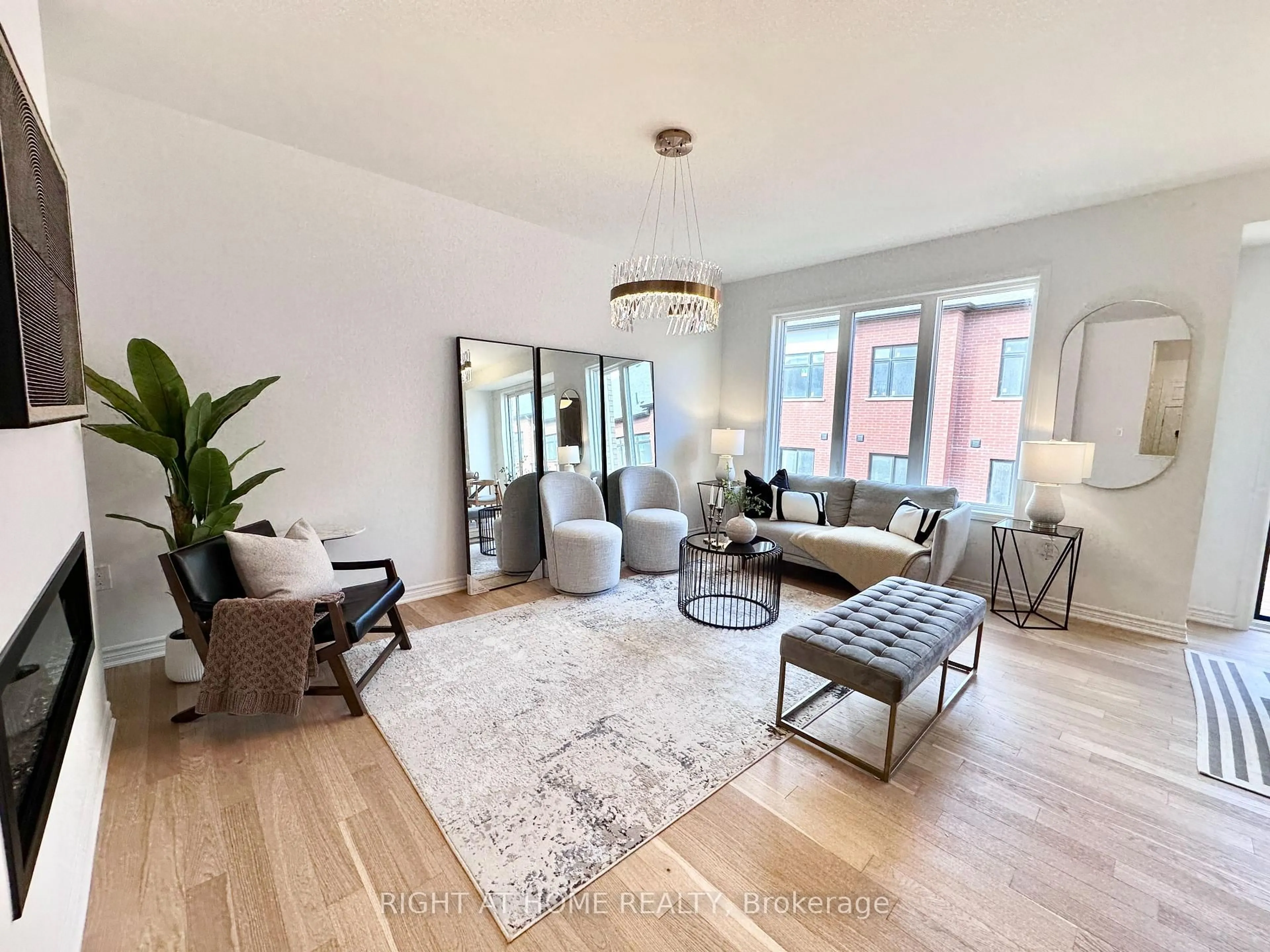 Living room with furniture, unknown for 3081 Langdon Rd, Oakville Ontario L6H 7G1