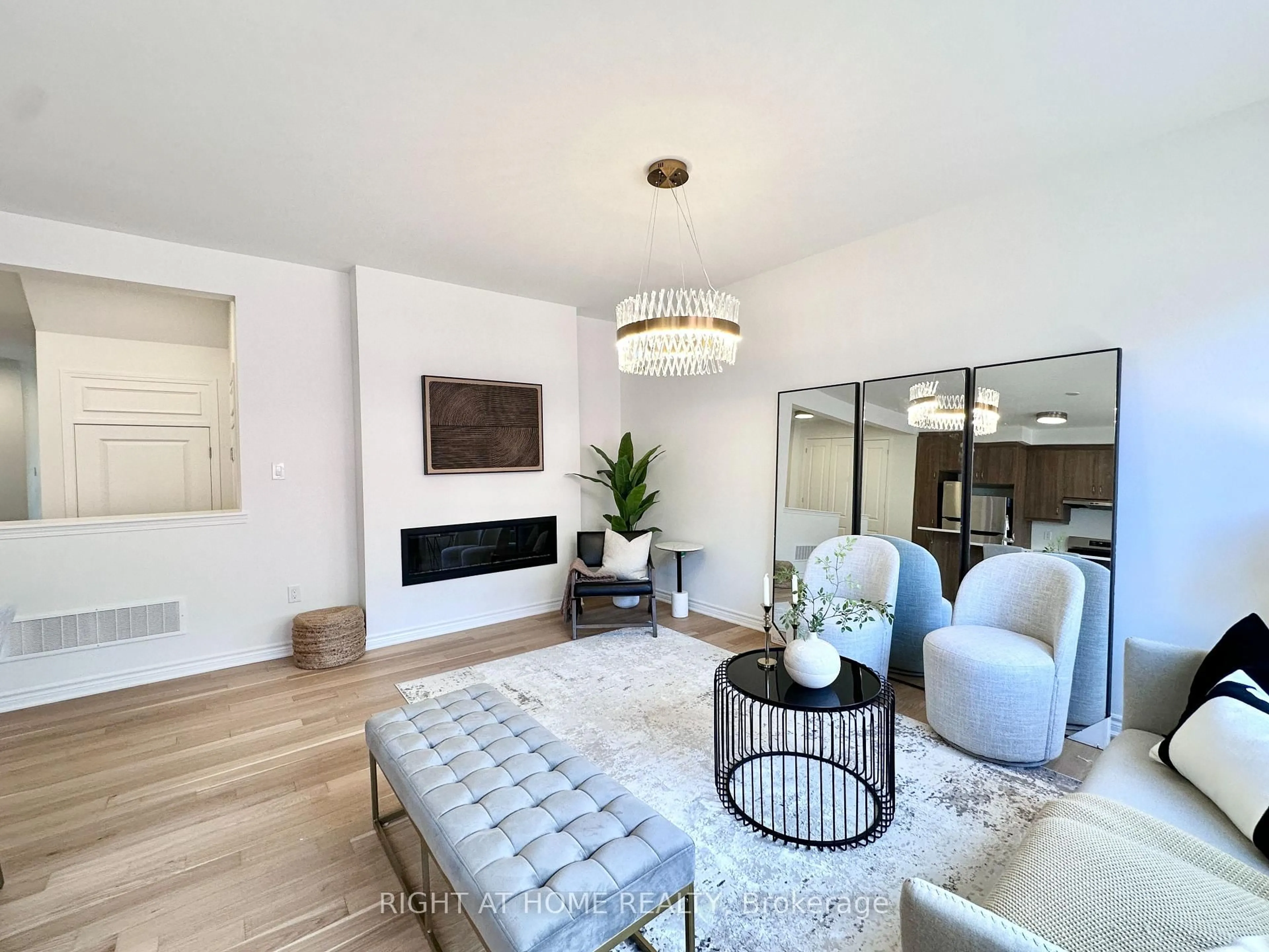 Living room with furniture, unknown for 3081 Langdon Rd, Oakville Ontario L6H 7G1