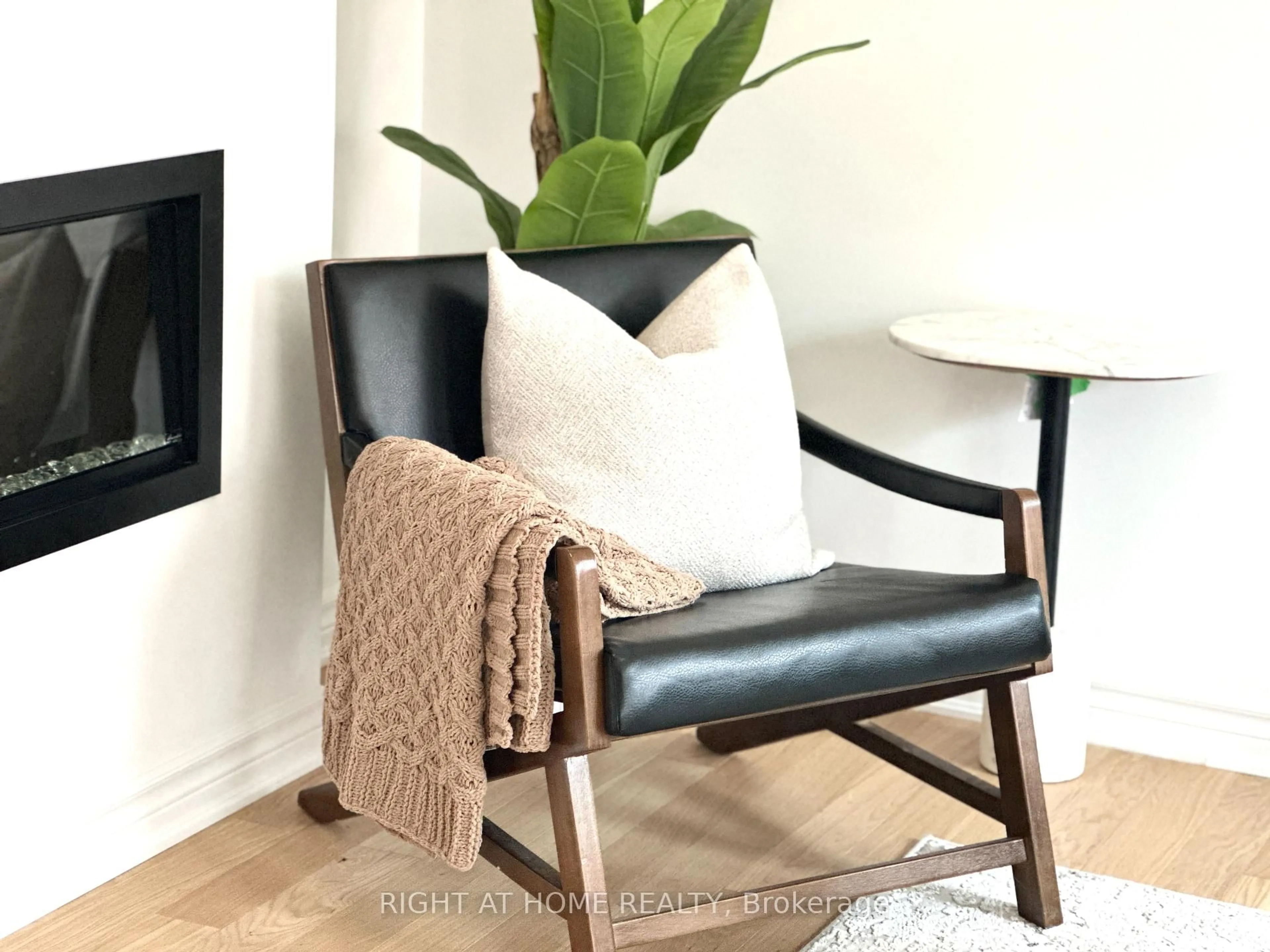 Living room with furniture, unknown for 3081 Langdon Rd, Oakville Ontario L6H 7G1