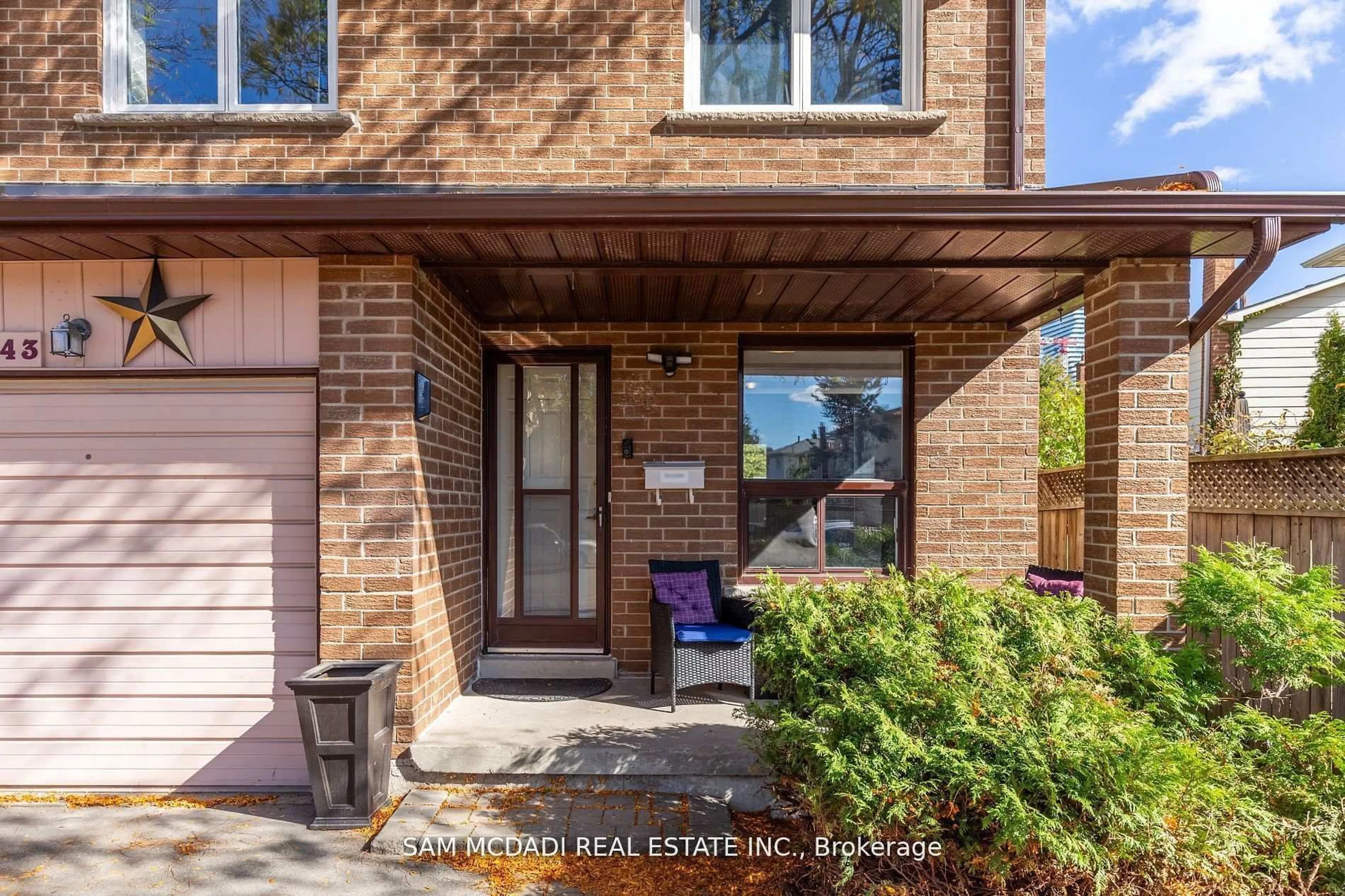 Home with brick exterior material, street for 4043 Pavillion Crt, Mississauga Ontario L5B 2V9