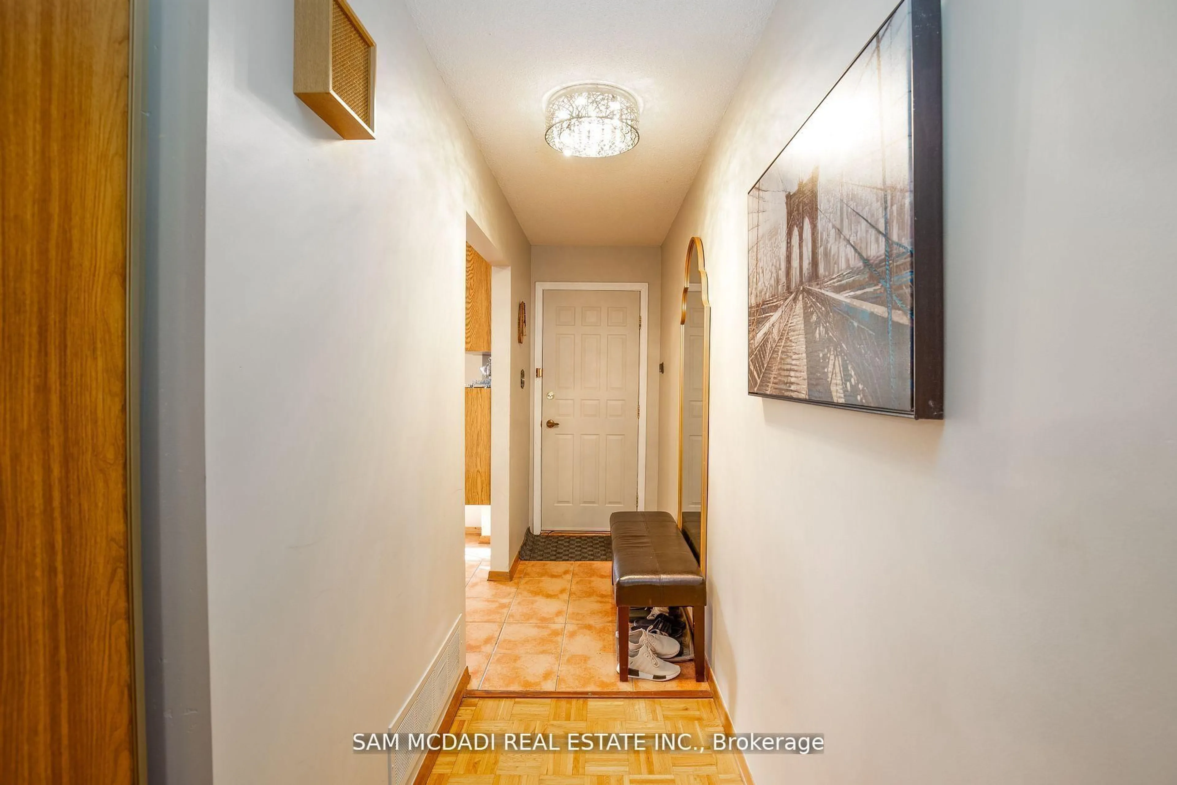 Indoor entryway for 4043 Pavillion Crt, Mississauga Ontario L5B 2V9