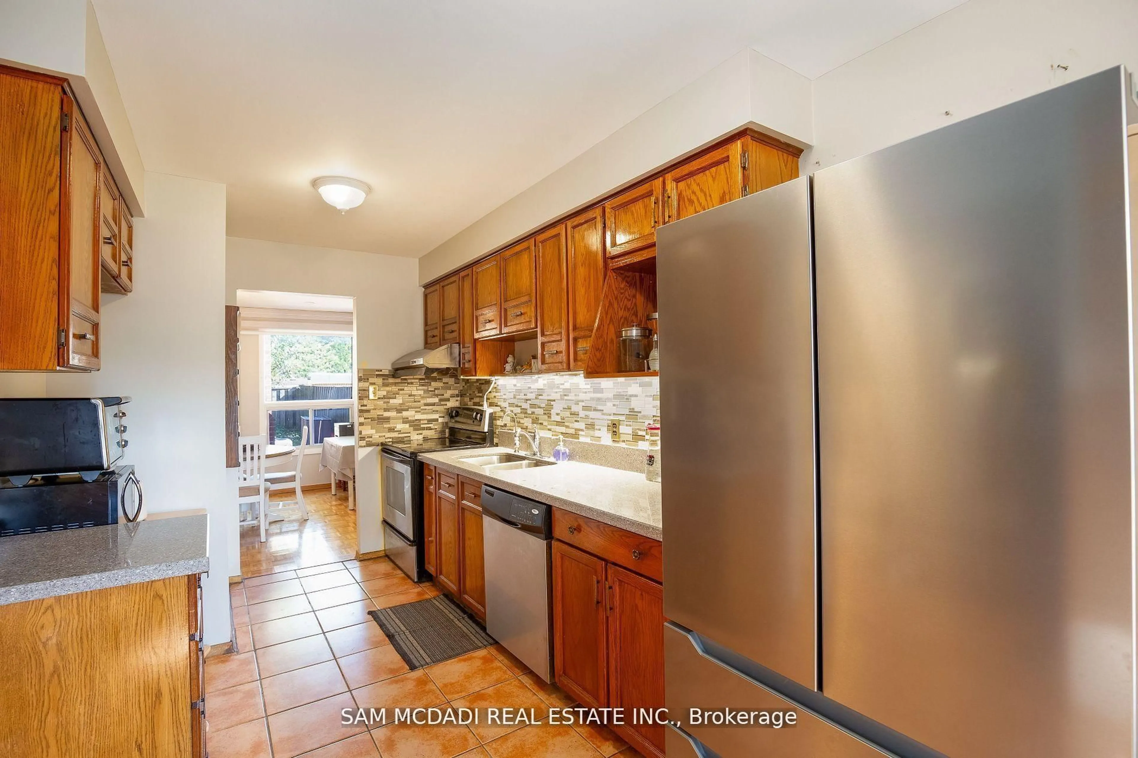 Standard kitchen, ceramic/tile floor for 4043 Pavillion Crt, Mississauga Ontario L5B 2V9