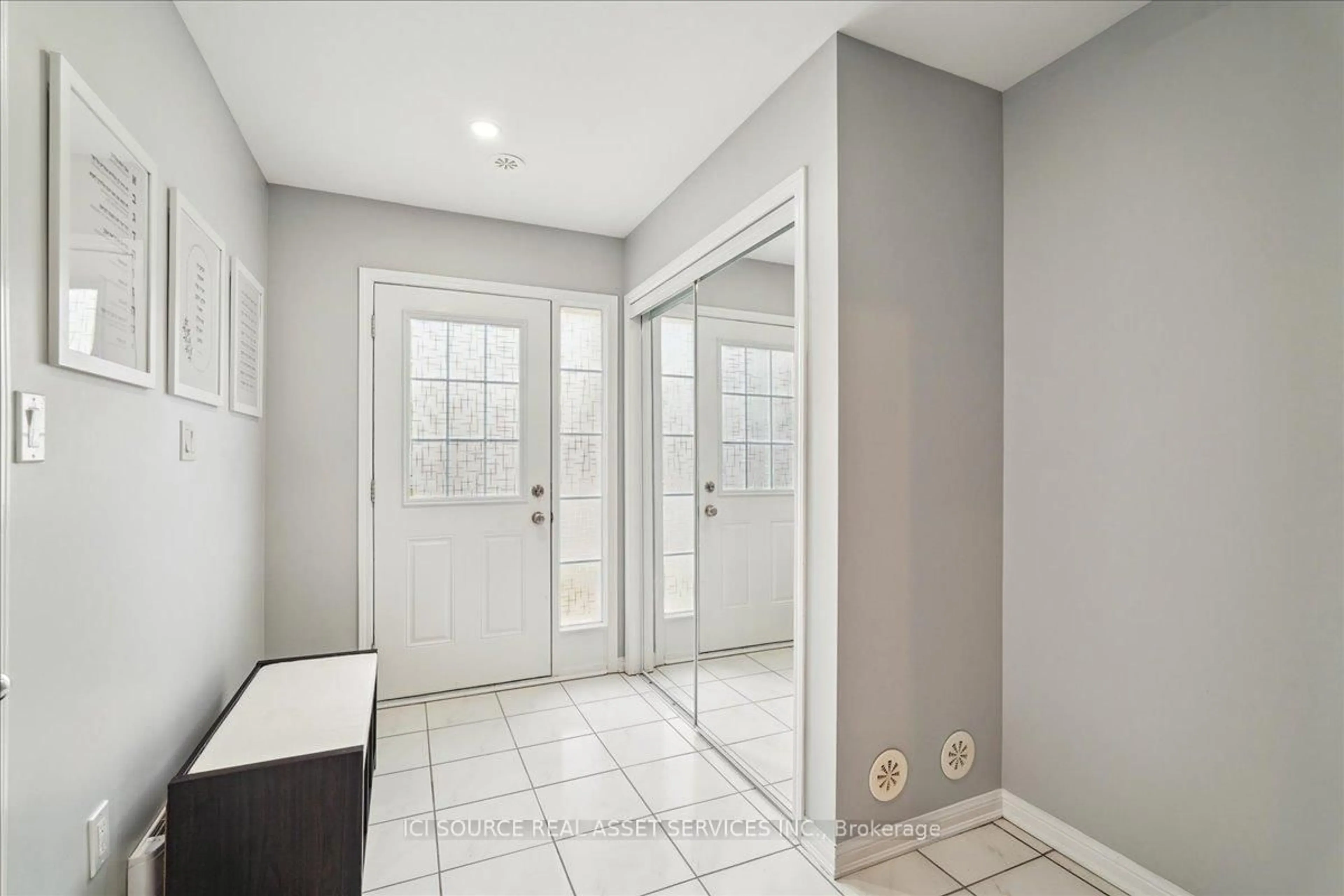 Indoor entryway for 33 Colonel Frank Ching Cres, Brampton Ontario L6Y 5W6