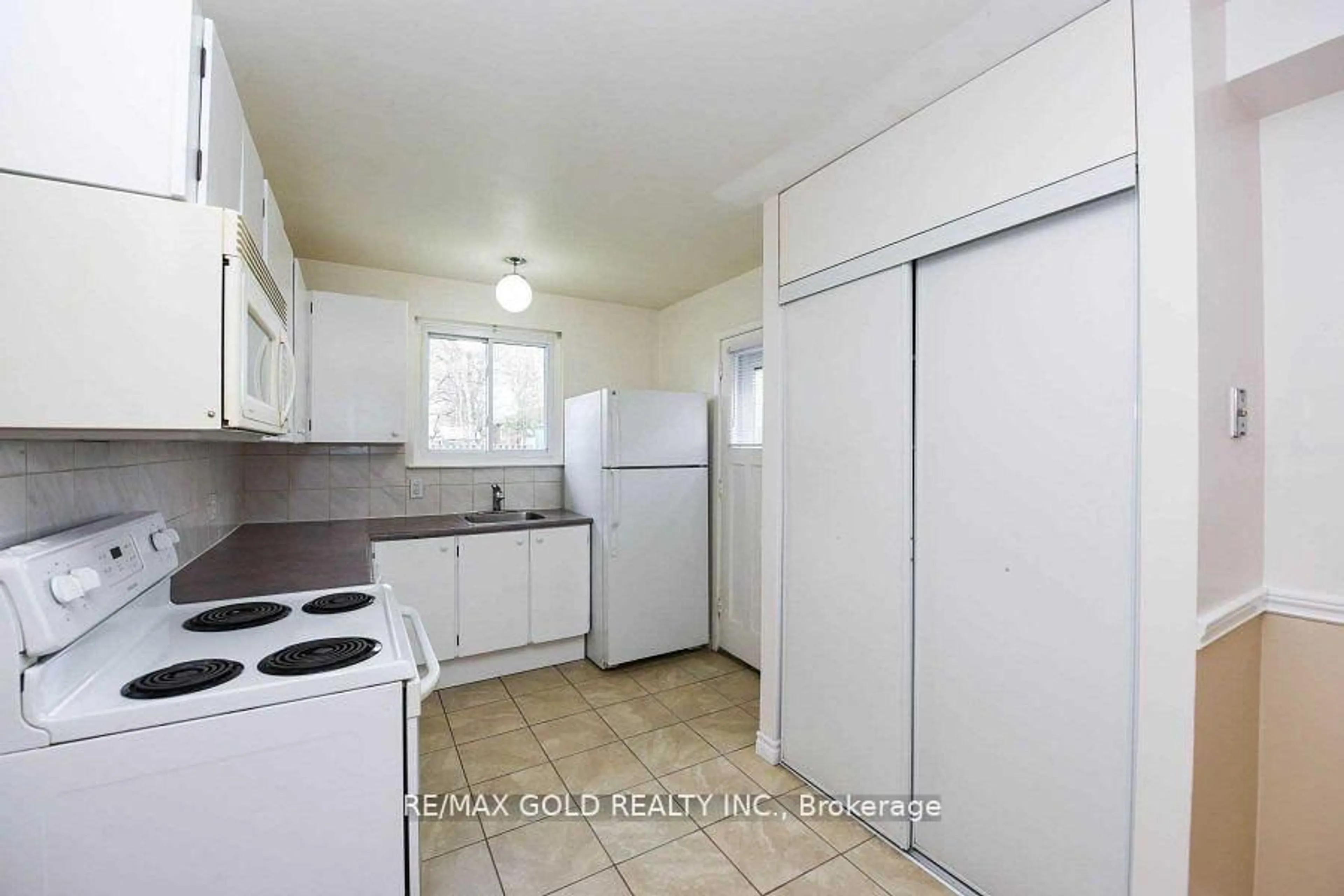 Standard kitchen, unknown for 3657 Woodruff Cres, Mississauga Ontario L4T 1T8