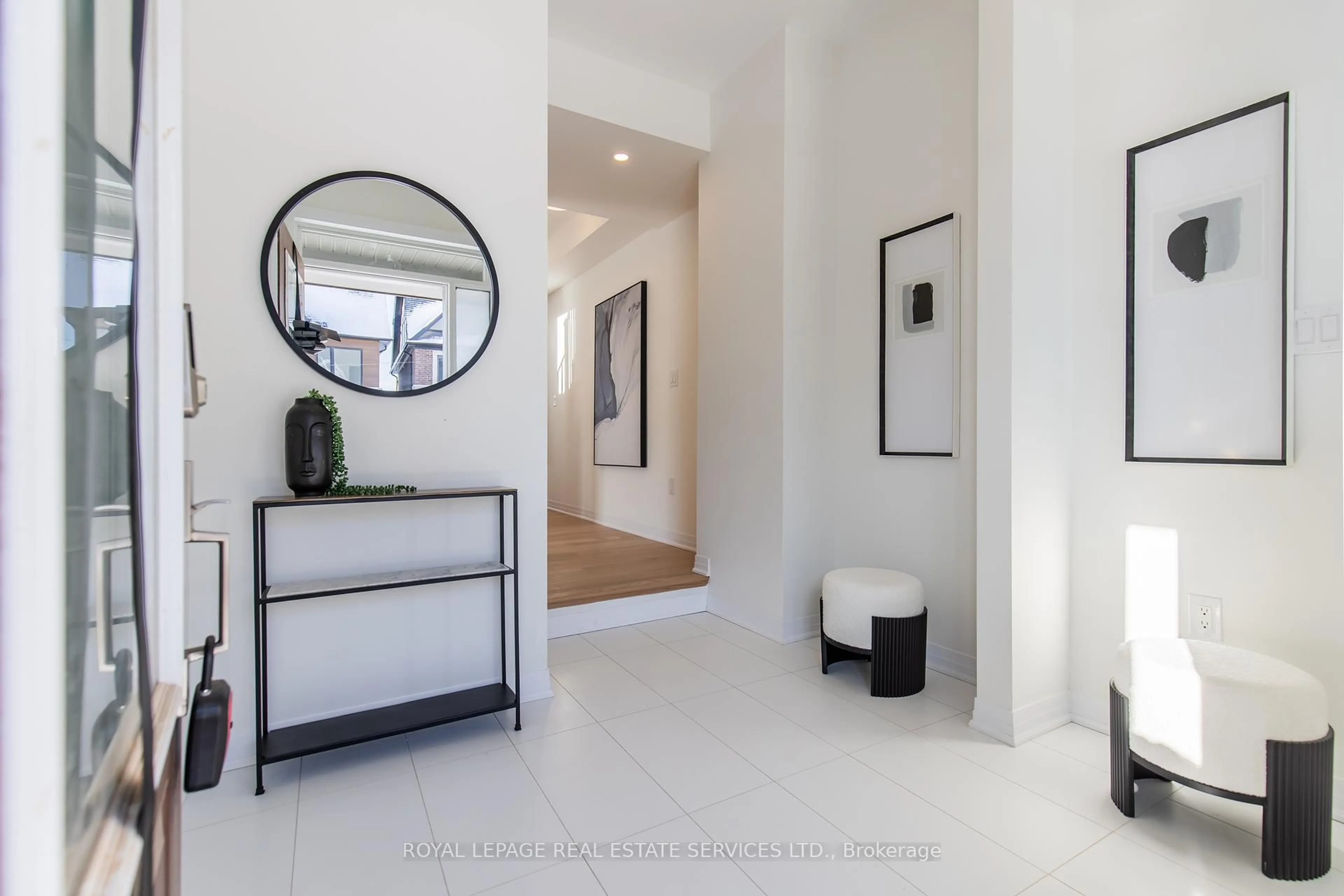 Indoor entryway for 3300 Mariner Passage N/A, Oakville Ontario L6M 5S6