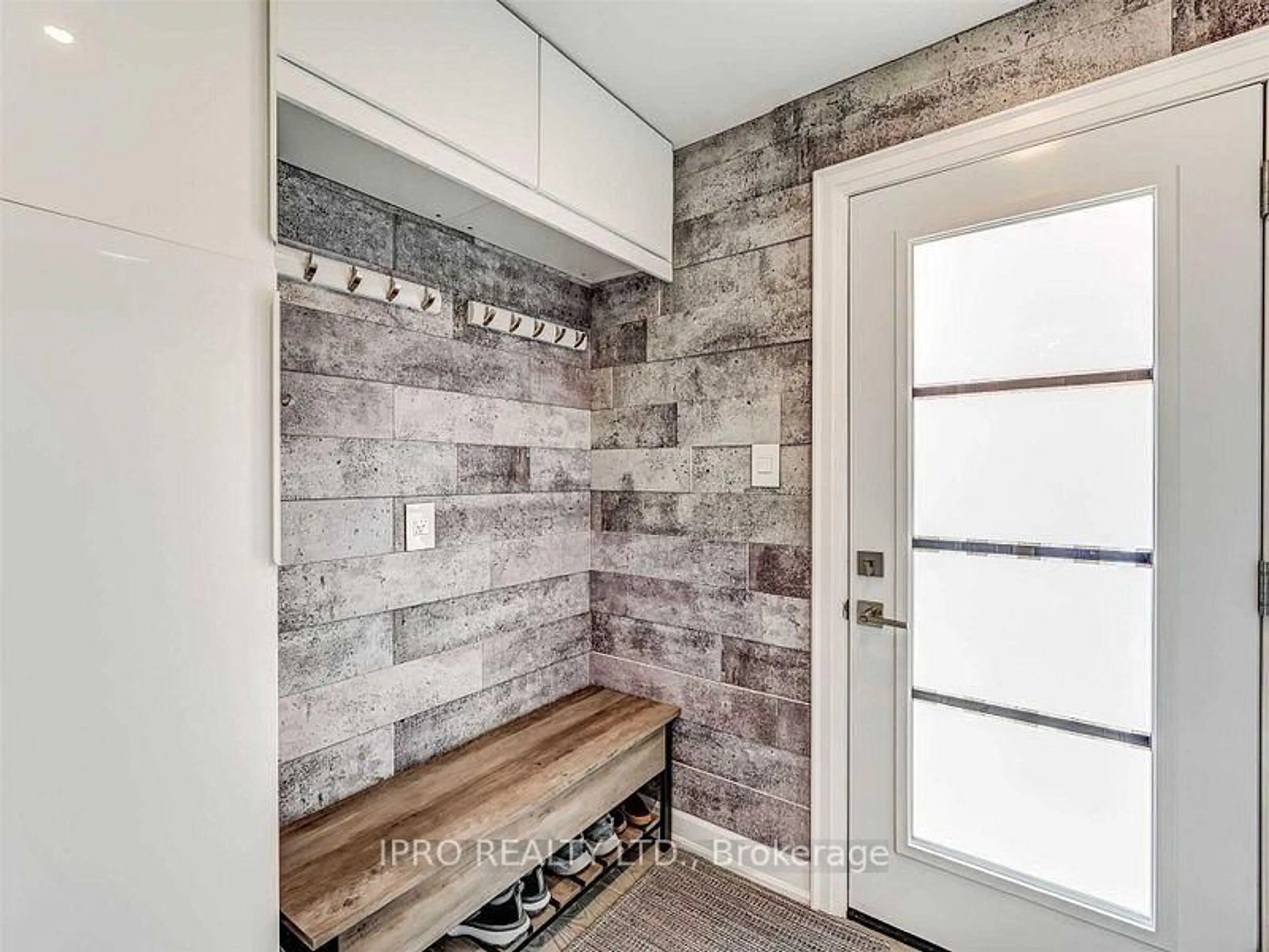 Indoor entryway for 1346 Cobbler Lane, Oakville Ontario L6M 3C1