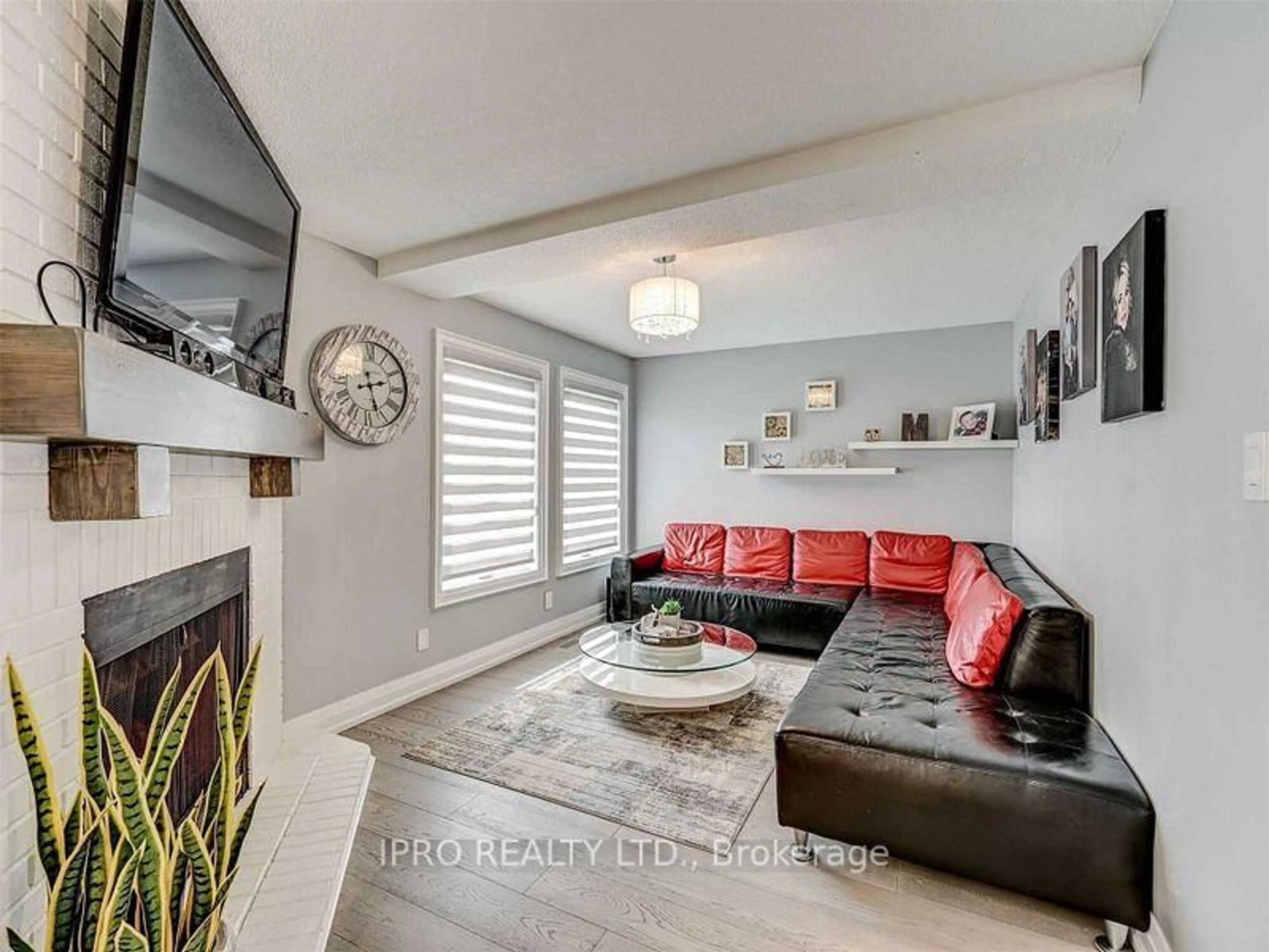 Living room with furniture, unknown for 1346 Cobbler Lane, Oakville Ontario L6M 3C1