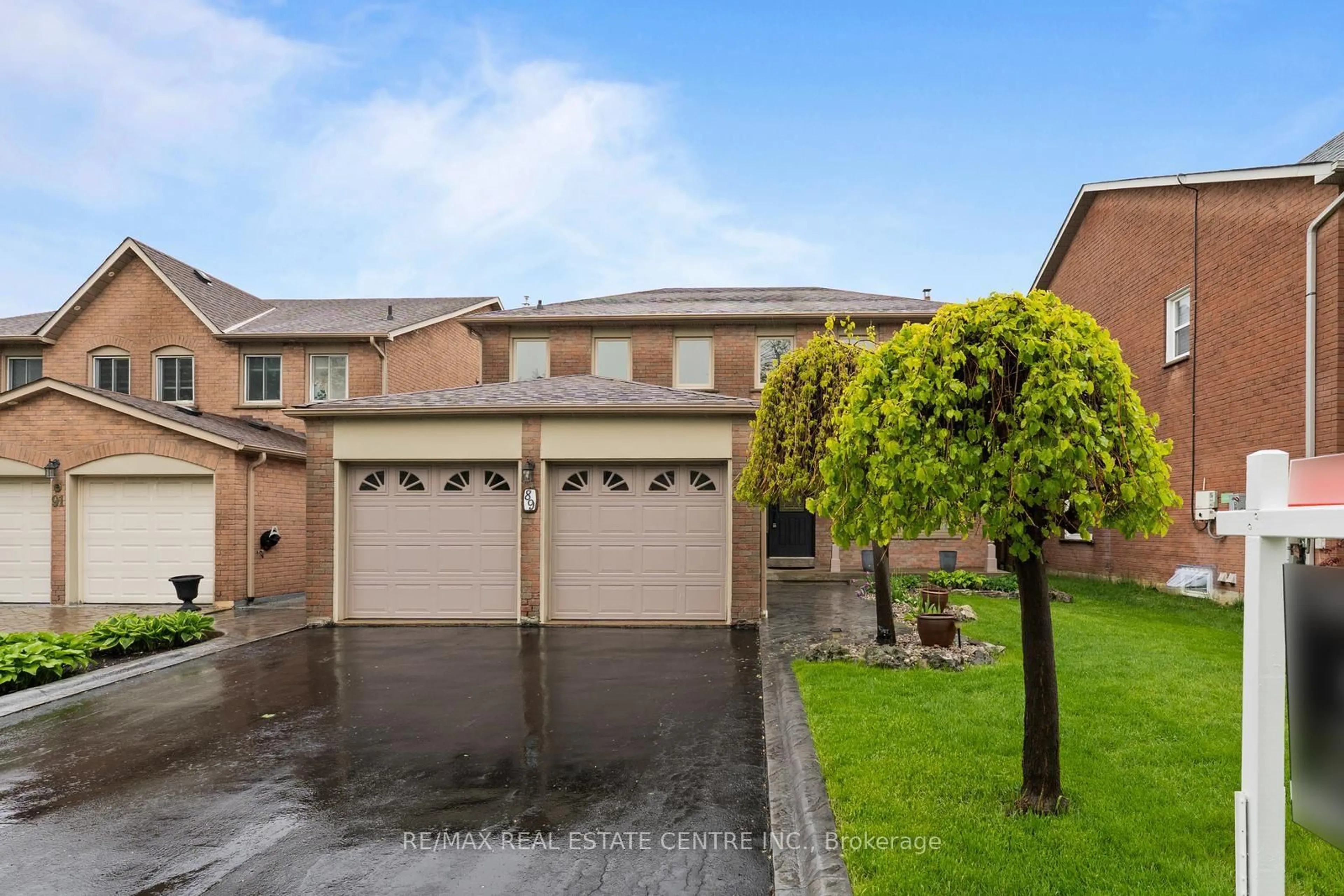 A pic from outside/outdoor area/front of a property/back of a property/a pic from drone, street for 89 NEWBURY Cres, Brampton Ontario L6S 5L7
