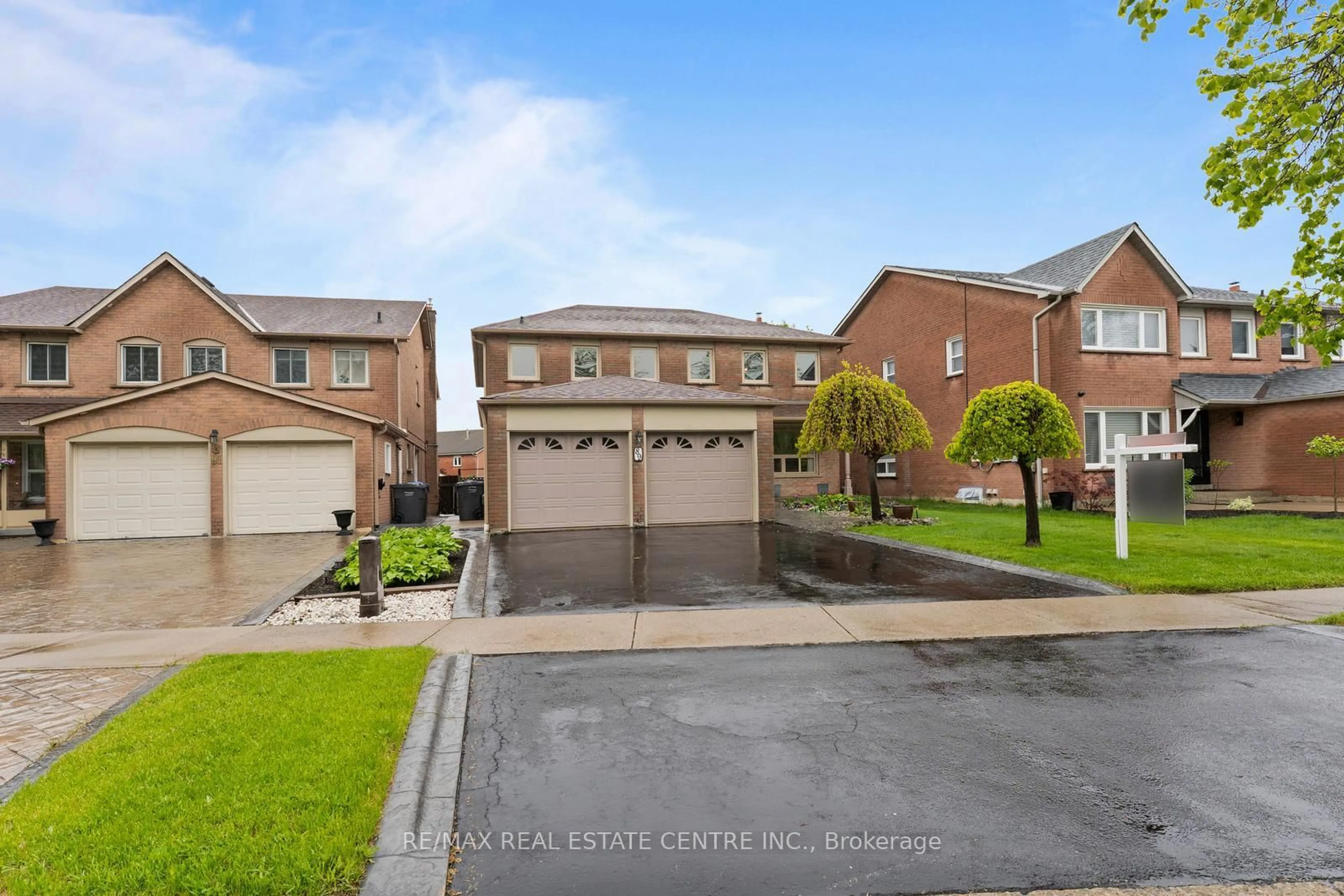 A pic from outside/outdoor area/front of a property/back of a property/a pic from drone, street for 89 NEWBURY Cres, Brampton Ontario L6S 5L7