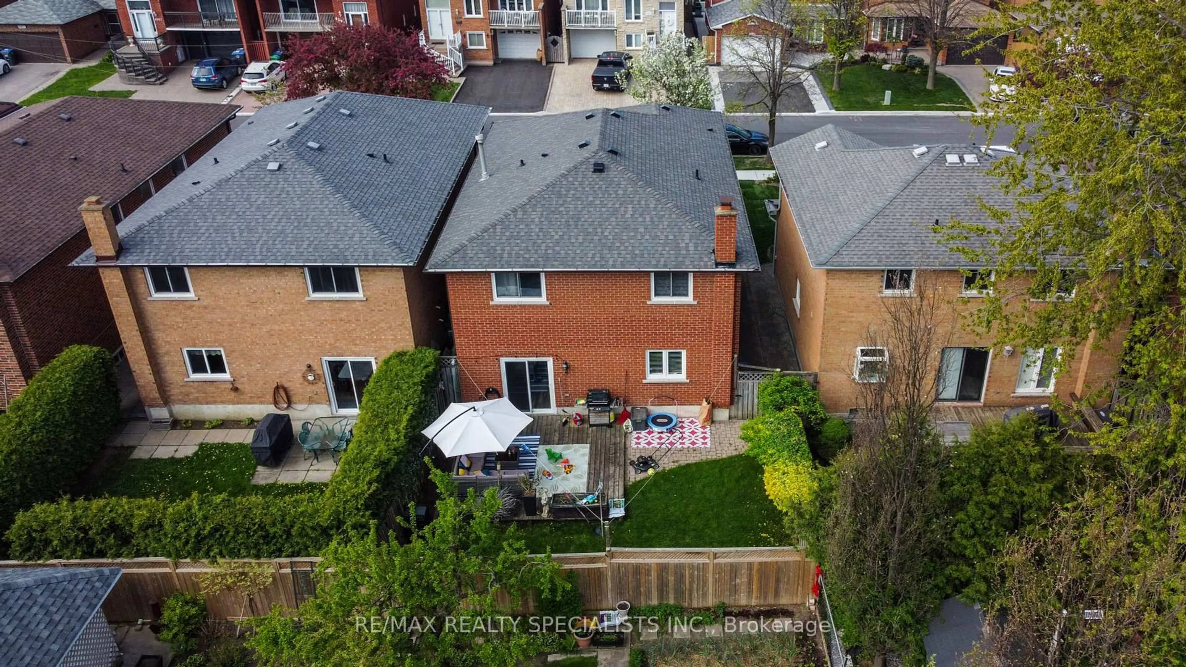 A pic from outside/outdoor area/front of a property/back of a property/a pic from drone, street for 4386 Curia Cres, Mississauga Ontario L4Z 2X3