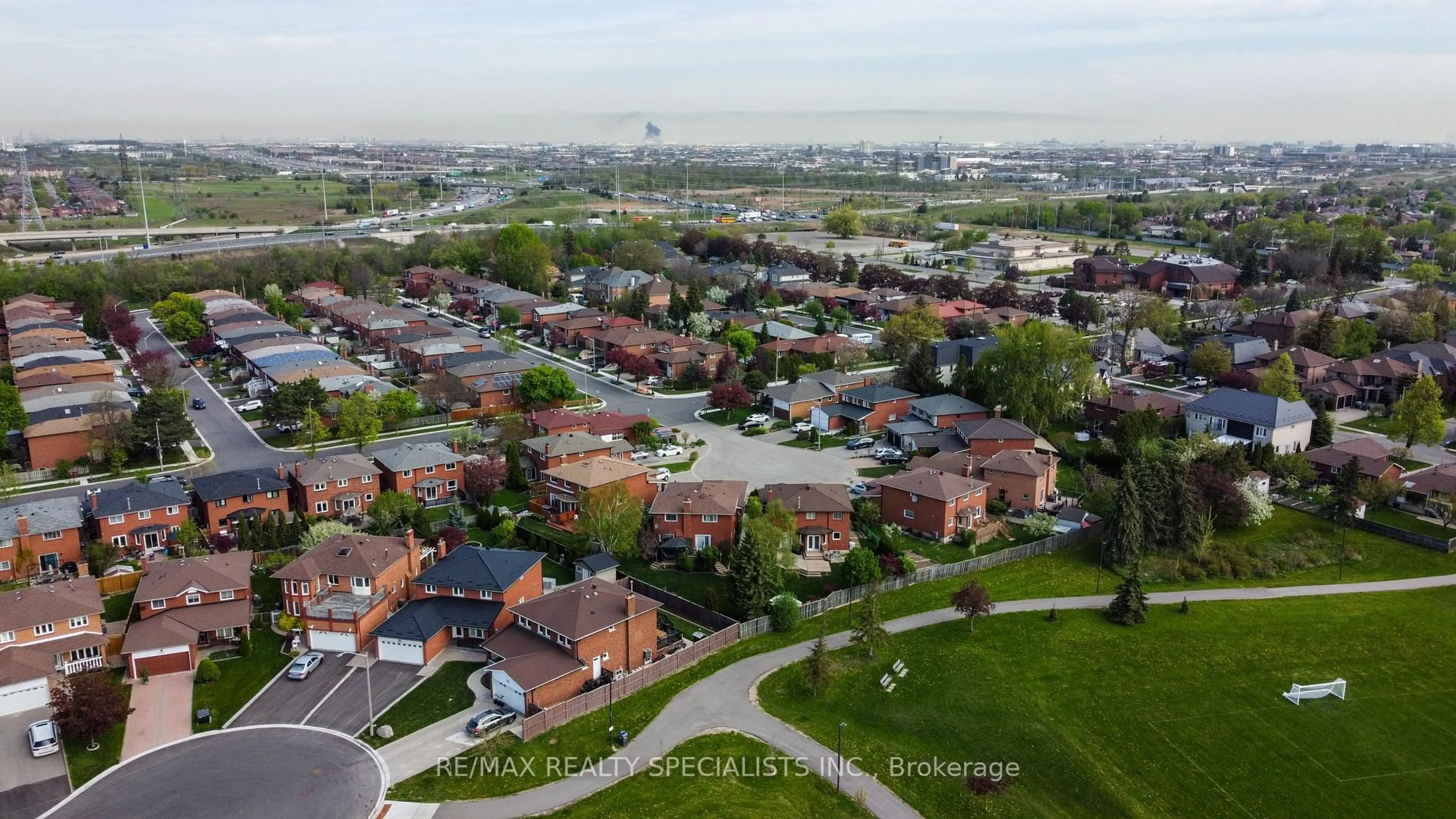 A pic from outside/outdoor area/front of a property/back of a property/a pic from drone, city buildings view from balcony for 4386 Curia Cres, Mississauga Ontario L4Z 2X3