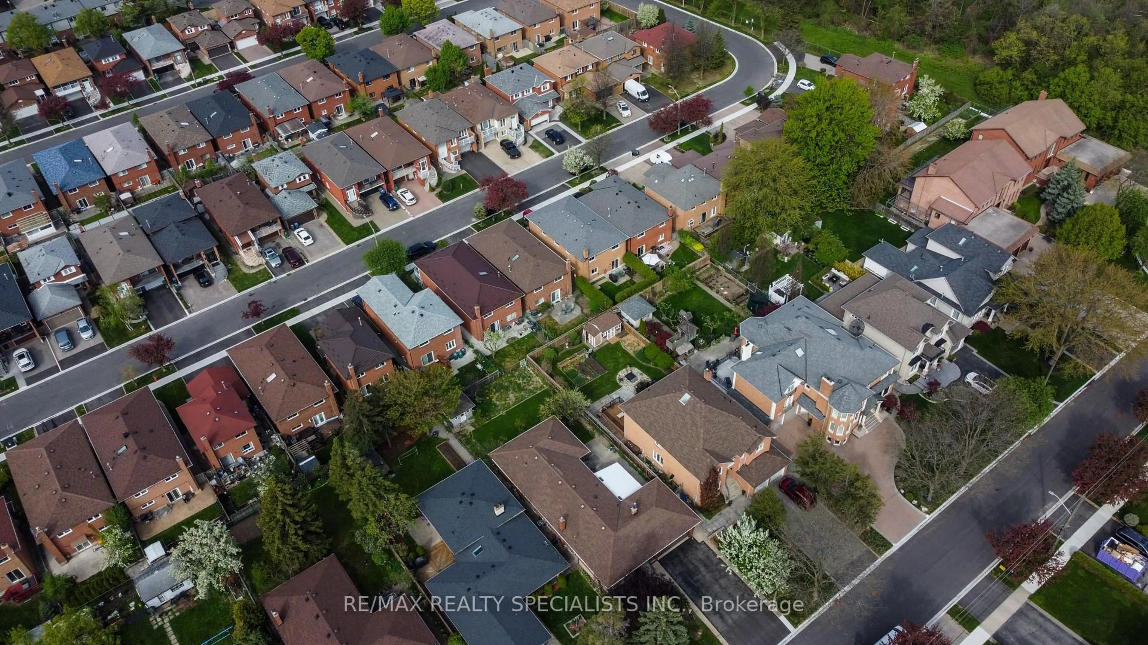 A pic from outside/outdoor area/front of a property/back of a property/a pic from drone, street for 4386 Curia Cres, Mississauga Ontario L4Z 2X3