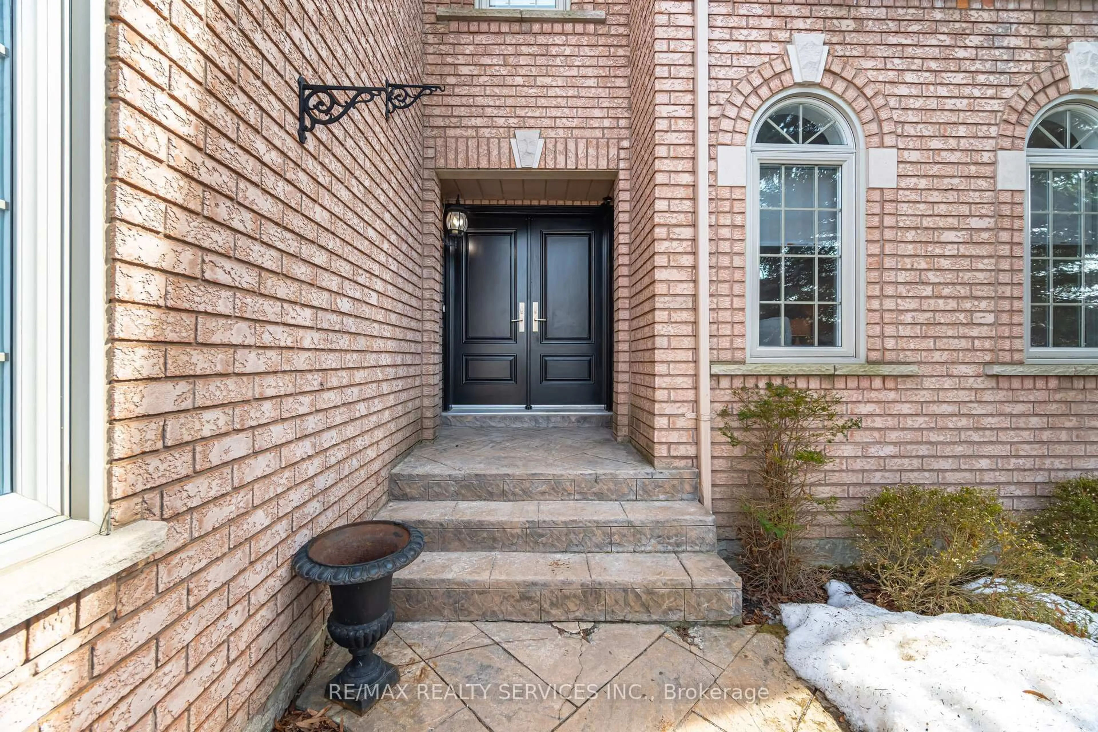Indoor entryway for 130 Royal Valley Dr, Caledon Ontario L7C 1A6
