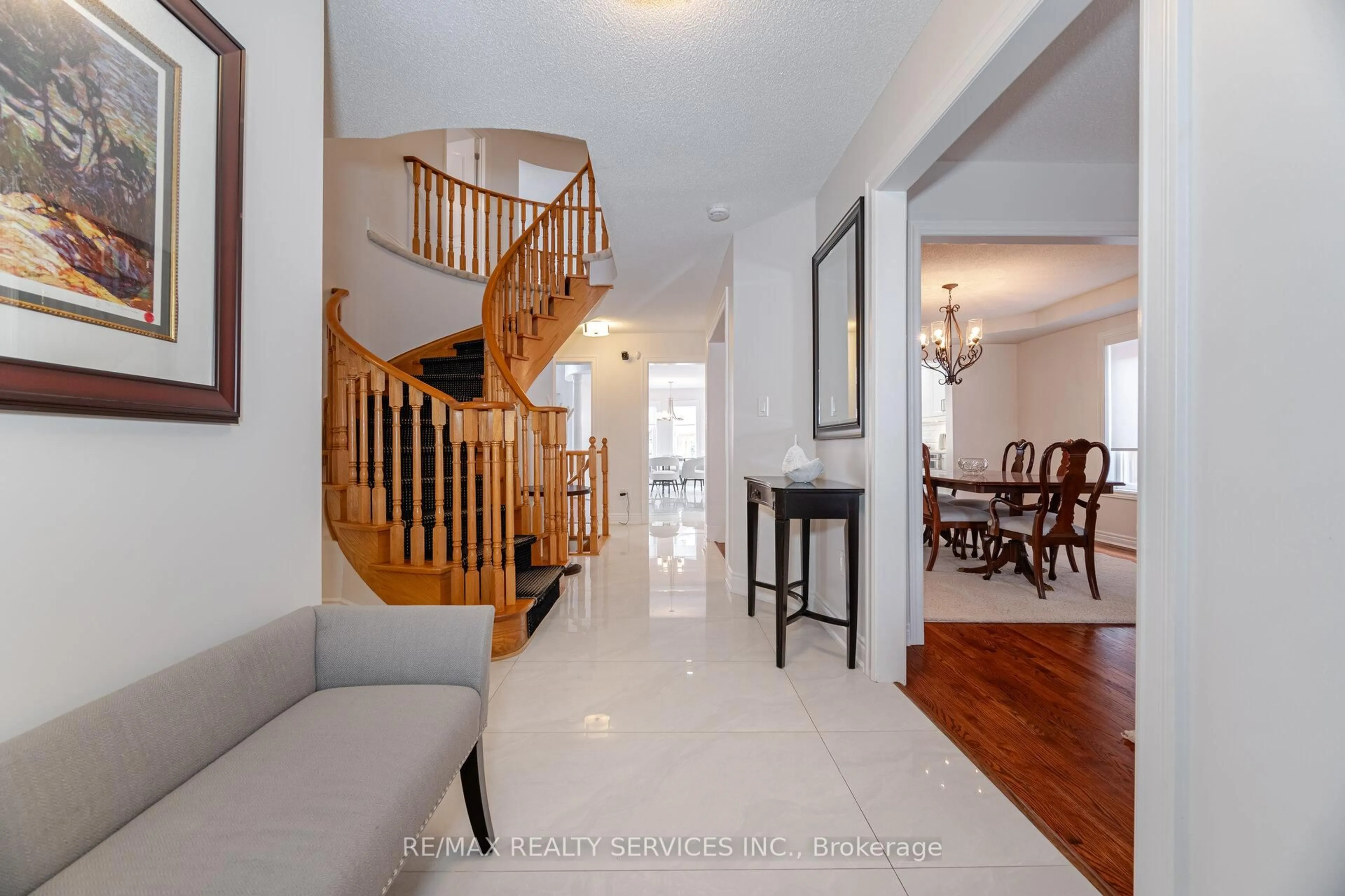 Indoor foyer for 130 Royal Valley Dr, Caledon Ontario L7C 1A6