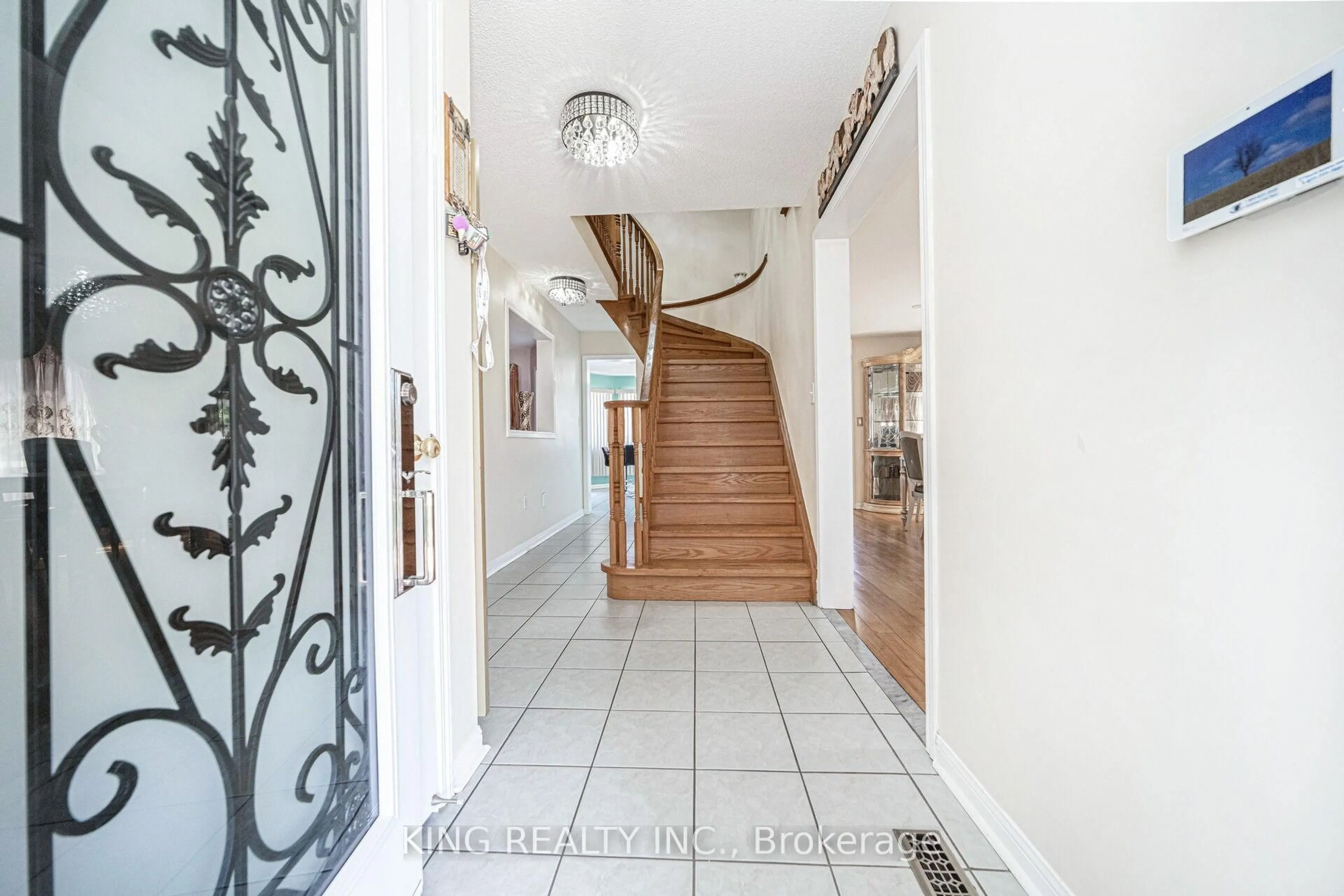 Indoor foyer for 24 Snow Leopard Crt, Brampton Ontario L6R 2L9