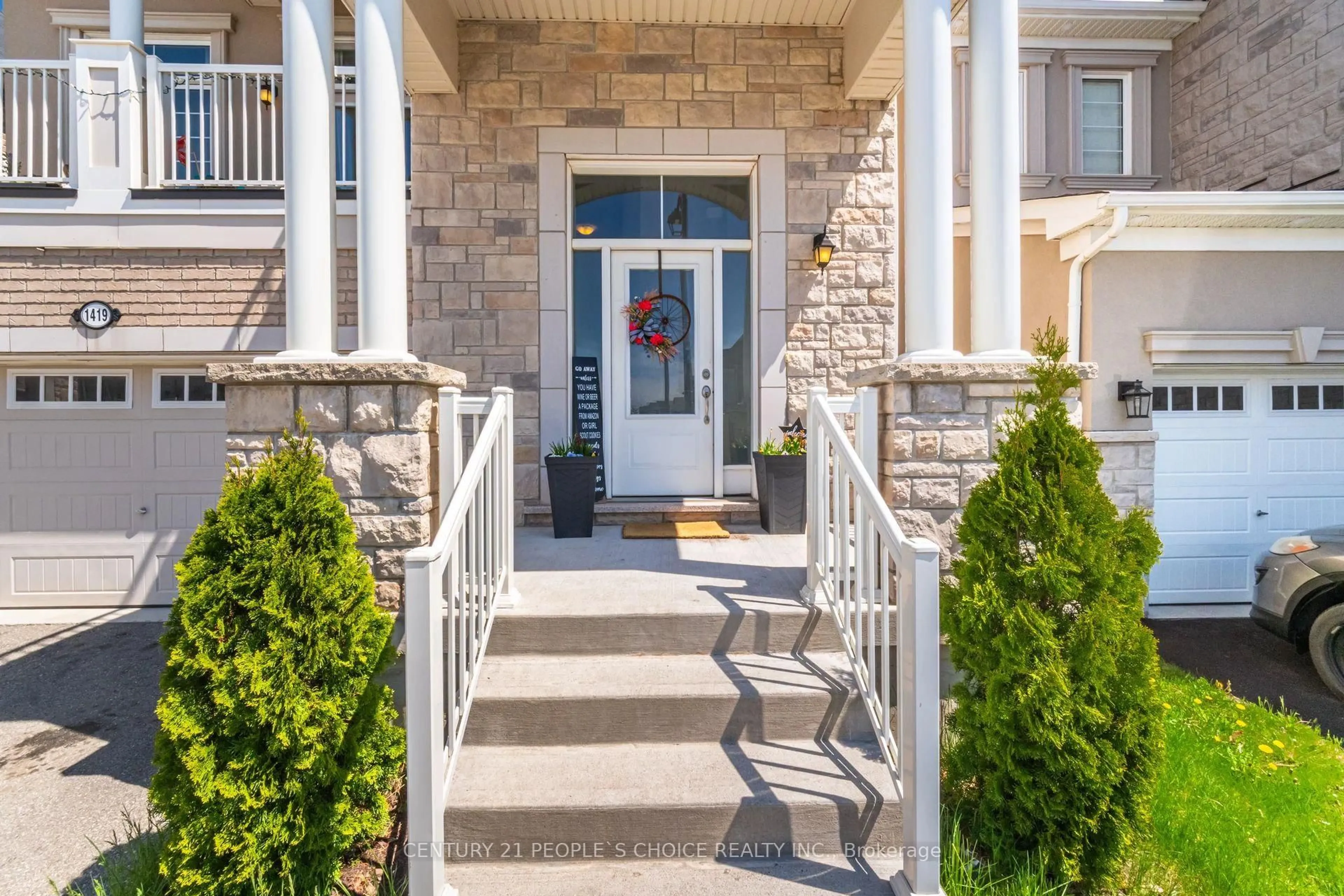 Indoor entryway for 1419 Chretien St, Milton Ontario L9E 1G7