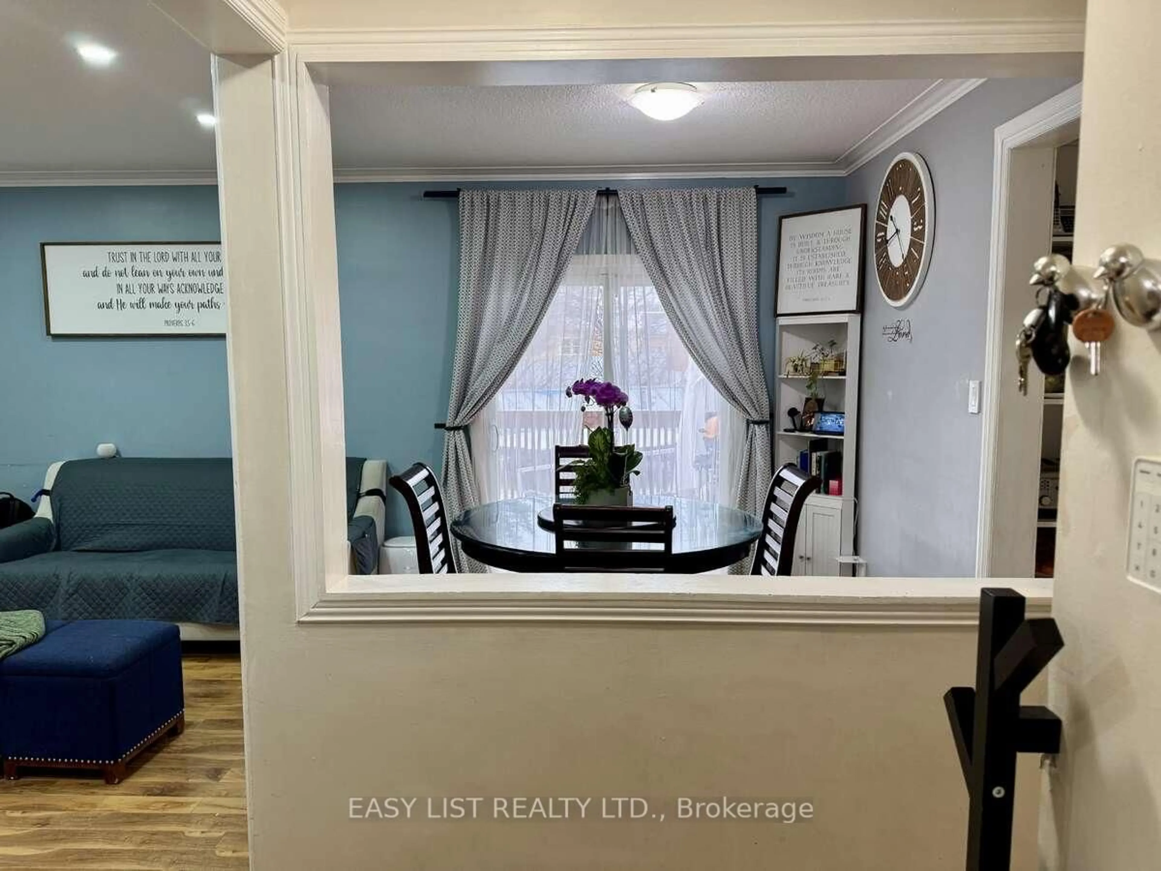 Indoor entryway for 20 Autumn Blvd, Brampton Ontario L6T 2V6