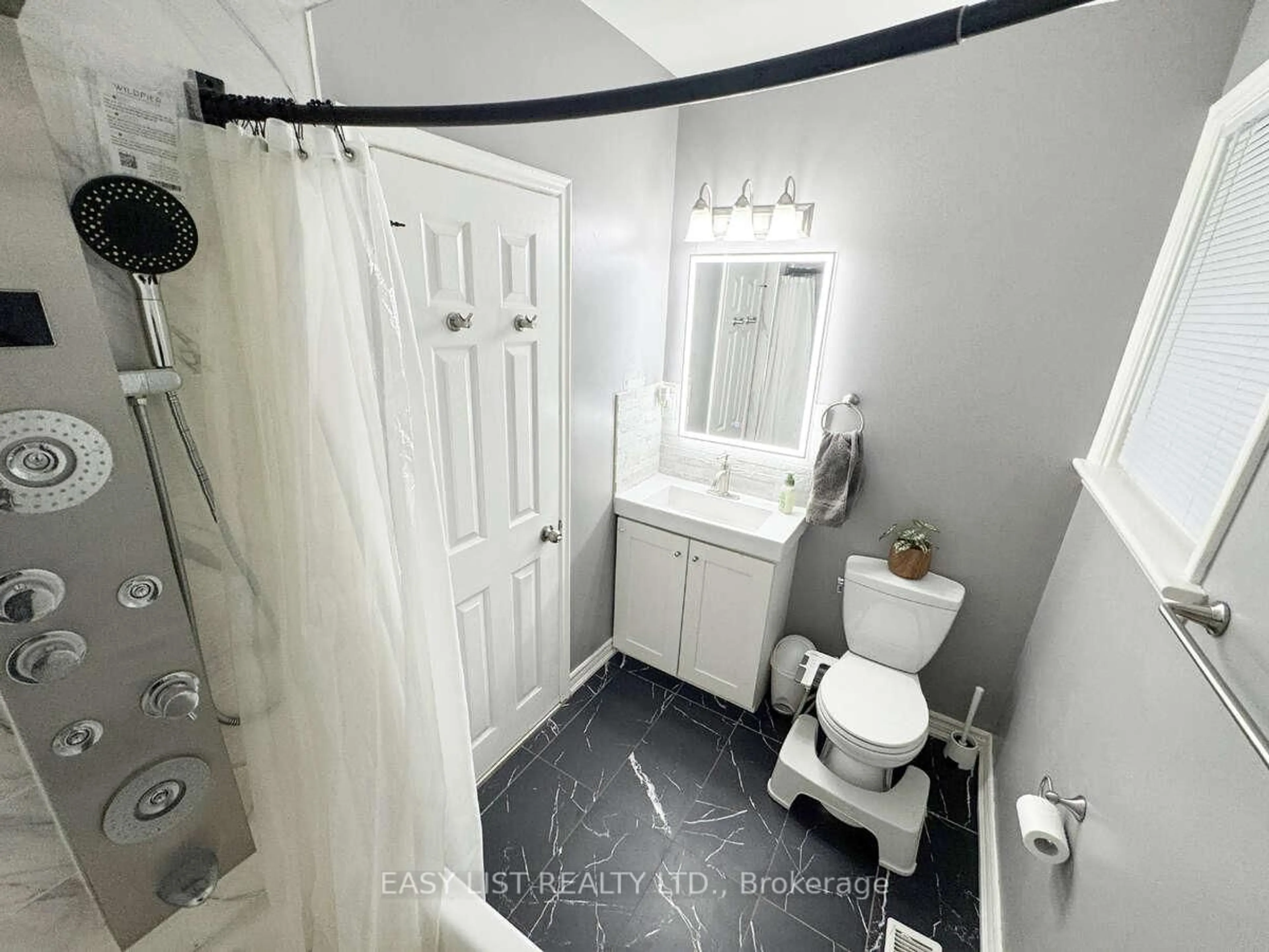 Standard bathroom, ceramic/tile floor for 20 Autumn Blvd, Brampton Ontario L6T 2V6