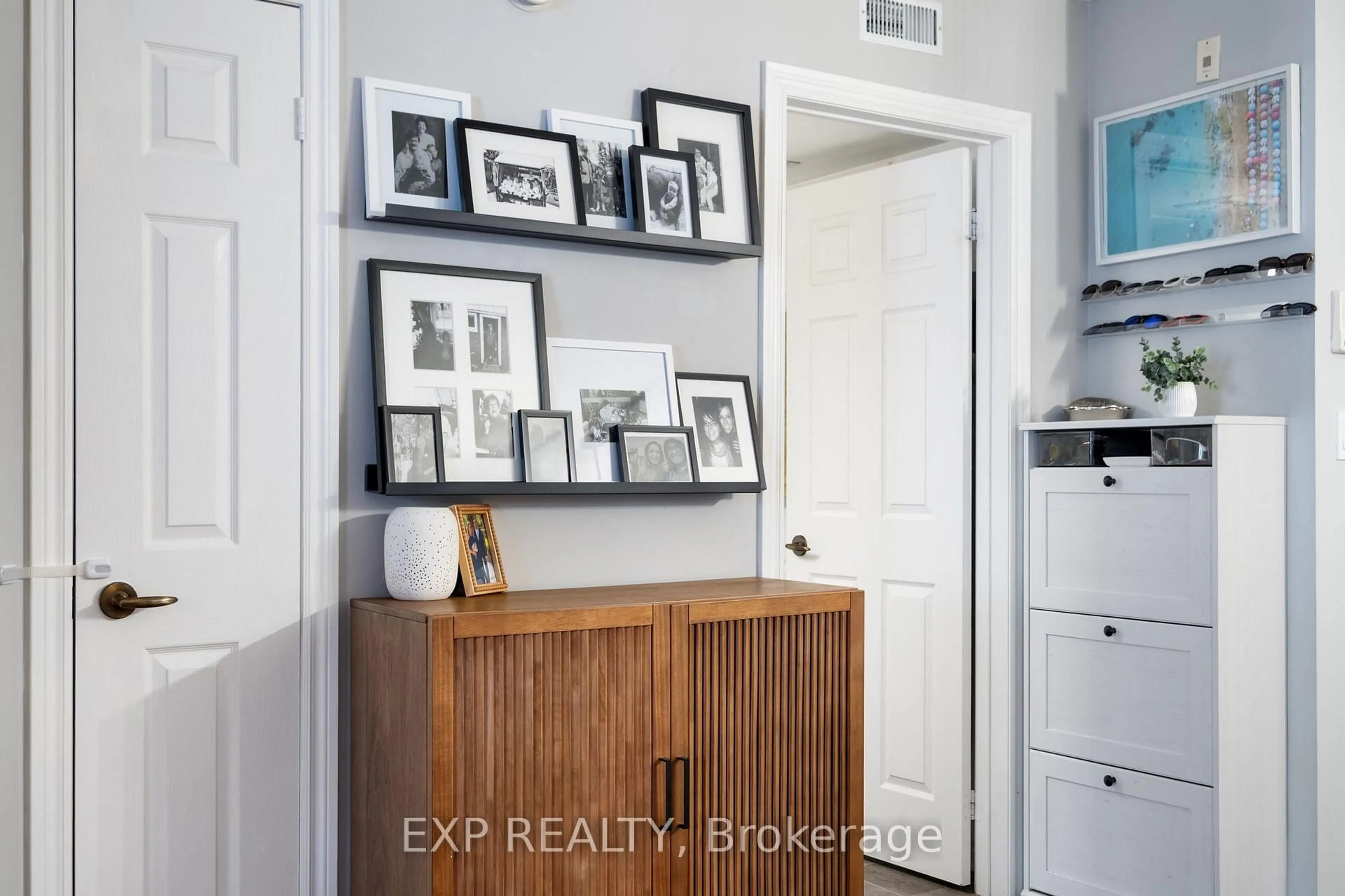 Indoor entryway for 4013 Kilmer Dr #303, Burlington Ontario L7M 4M3