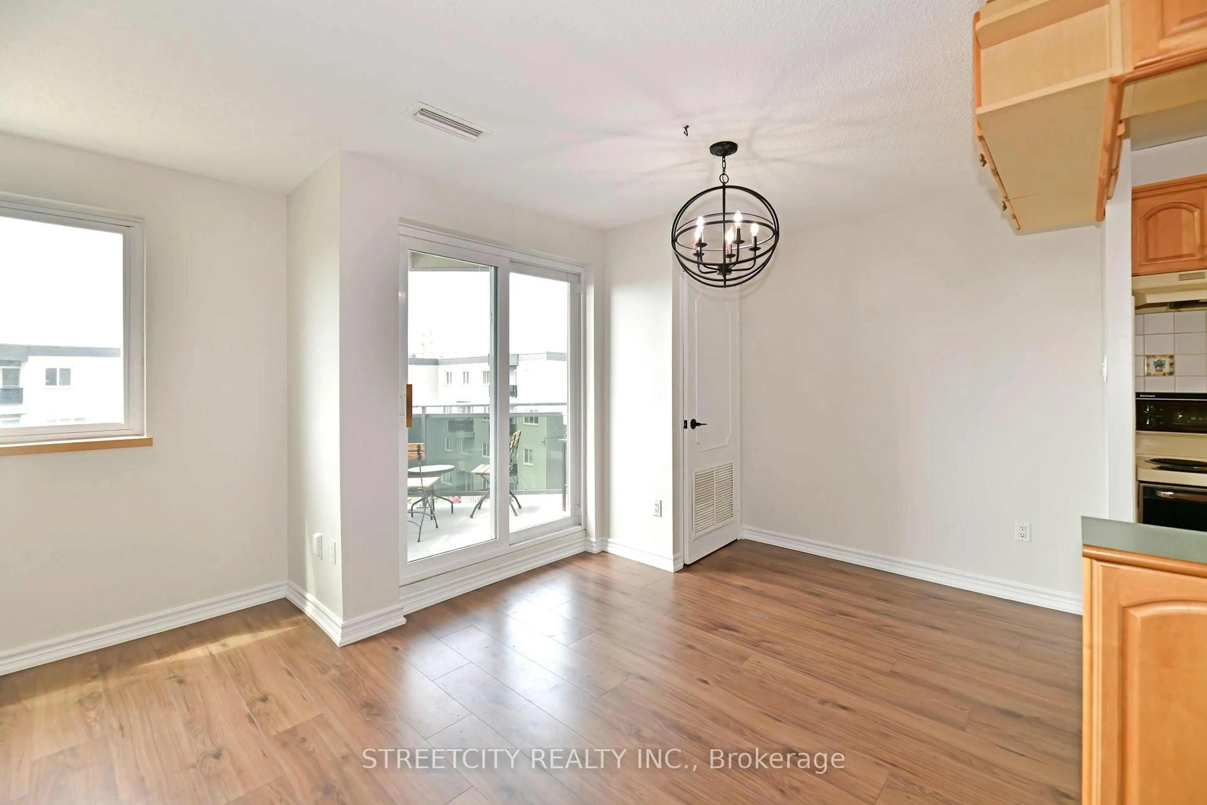 Indoor entryway for 2001 Bonnymede Dr #140, Mississauga Ontario L5J 4H8