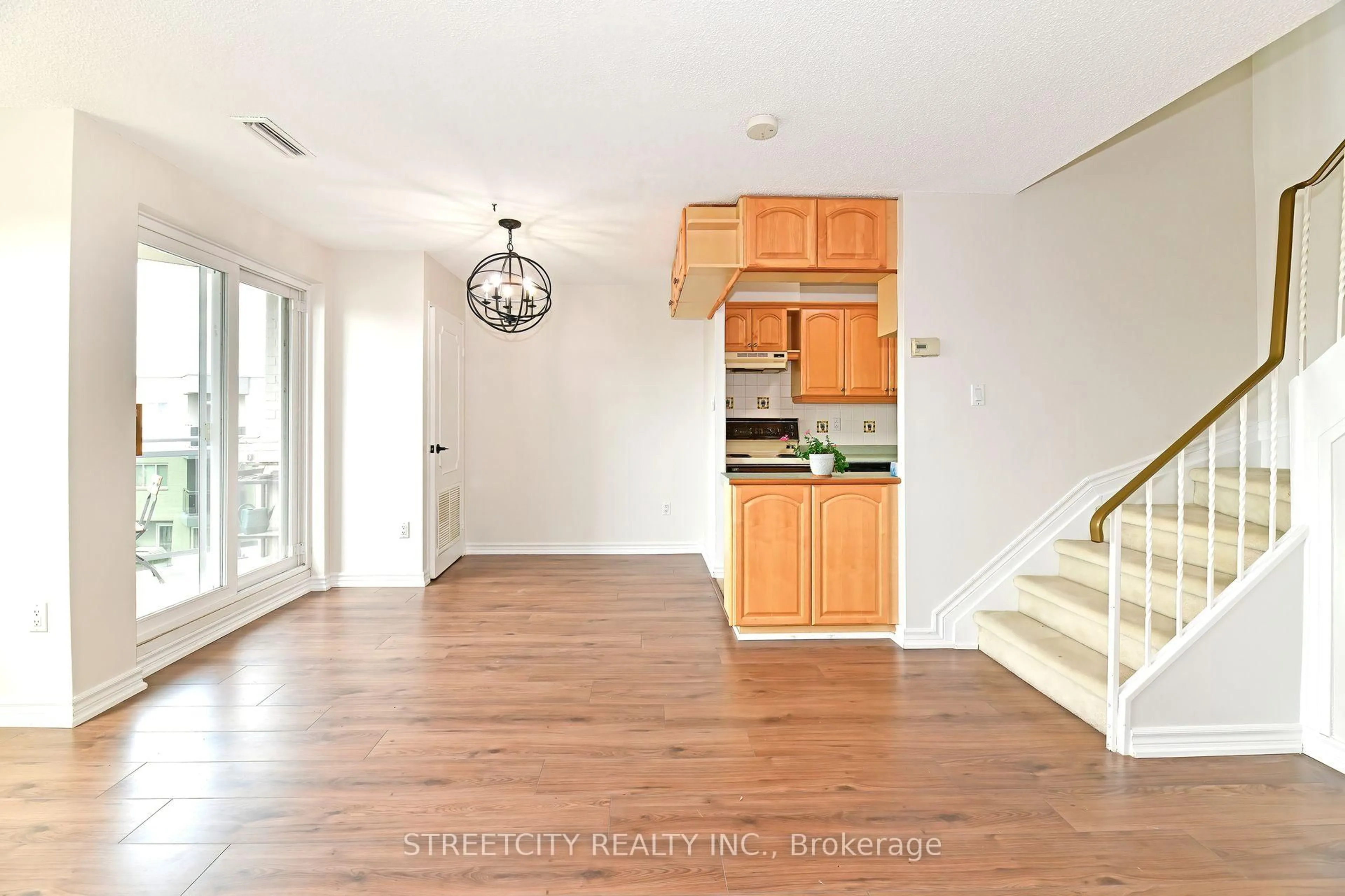 Indoor entryway for 2001 Bonnymede Dr #140, Mississauga Ontario L5J 4H8