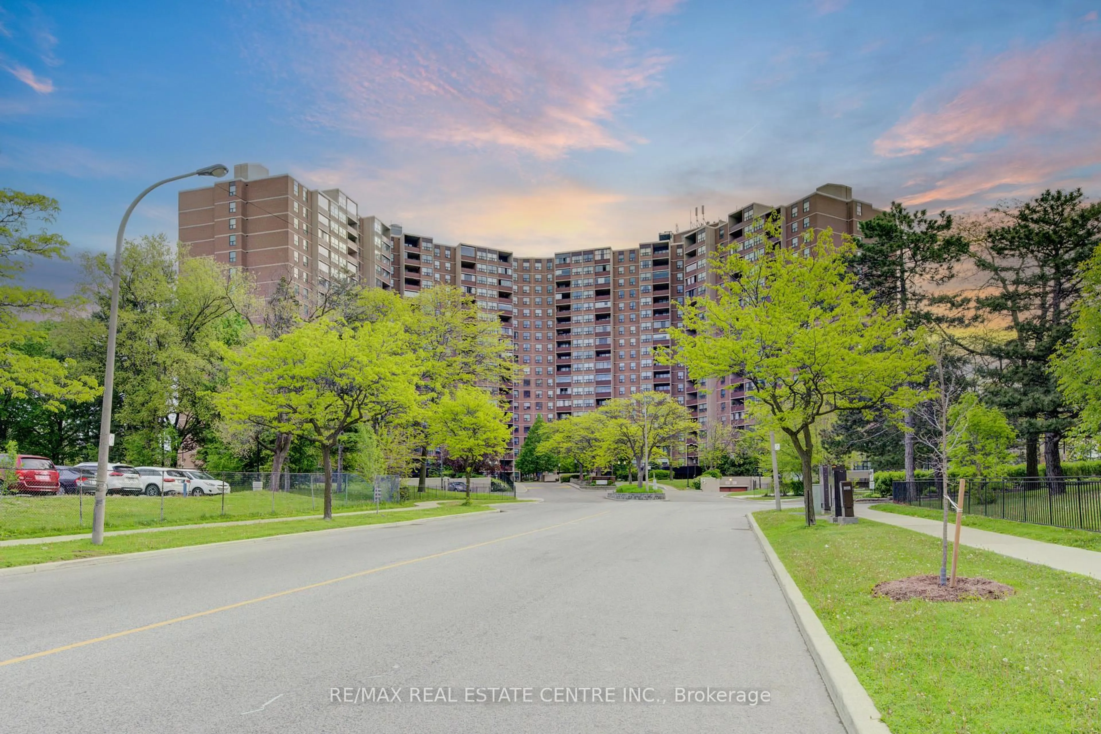 A pic from outside/outdoor area/front of a property/back of a property/a pic from drone, unknown for 716 The West Mall N/A #1109, Toronto Ontario M9C 4X6