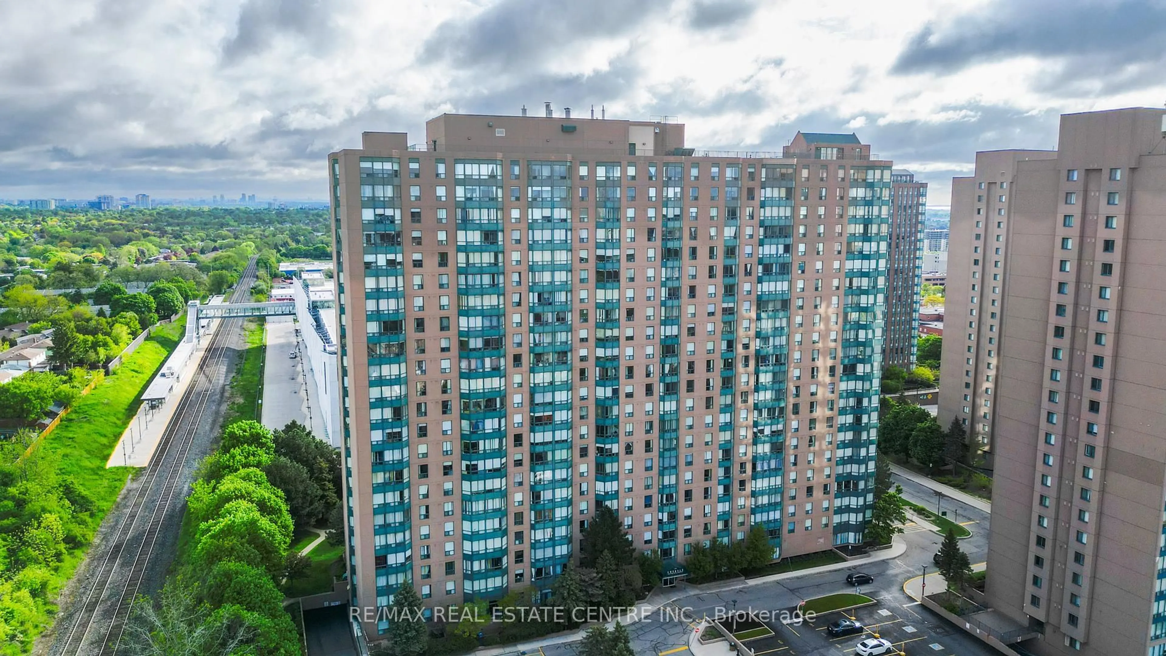 A pic from outside/outdoor area/front of a property/back of a property/a pic from drone, city buildings view from balcony for 135 Hillcrest Ave #1403, Mississauga Ontario L5B 4B1