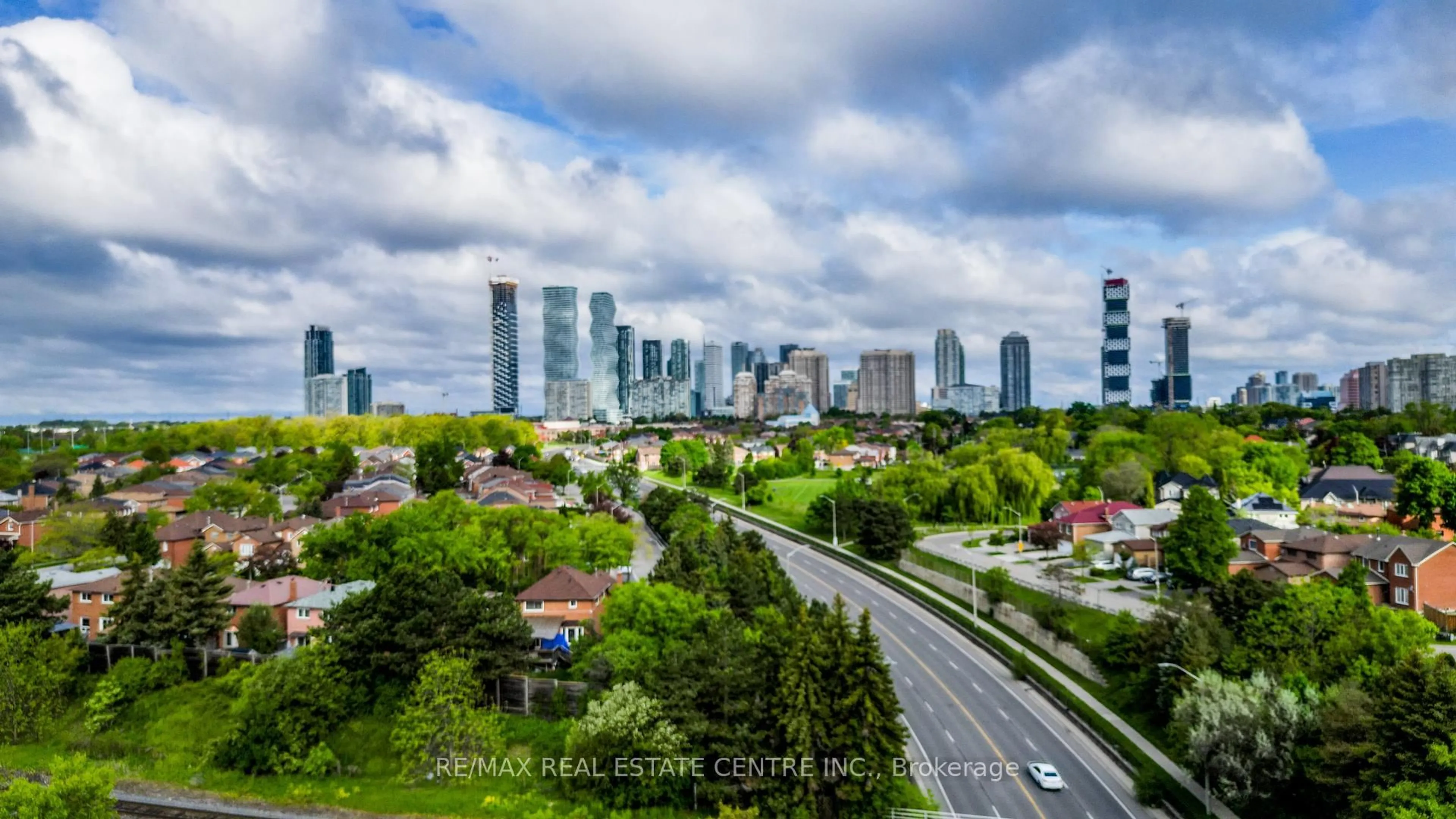 Blurry image for 135 Hillcrest Ave #1403, Mississauga Ontario L5B 4B1